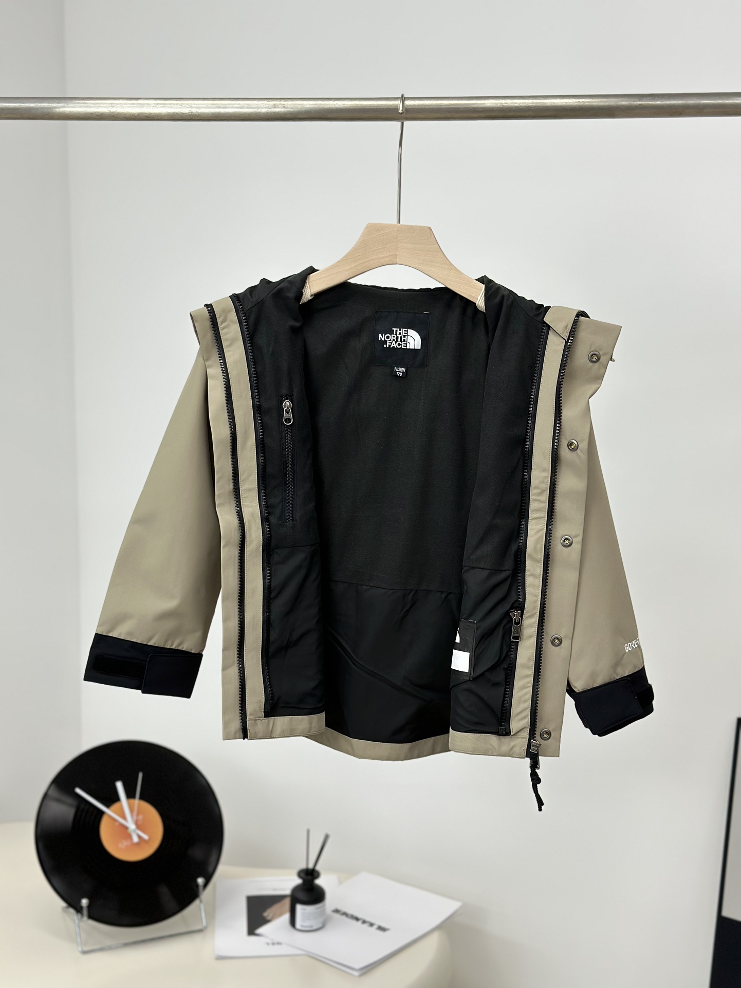 图片[5]-𝐓𝐡𝐞 𝐍𝐨𝐫𝐭𝐡 𝐅𝐚𝐜𝐞 𝟏𝟗𝟗𝟎 -北面儿童冲锋衣 卡其色-选品中心
