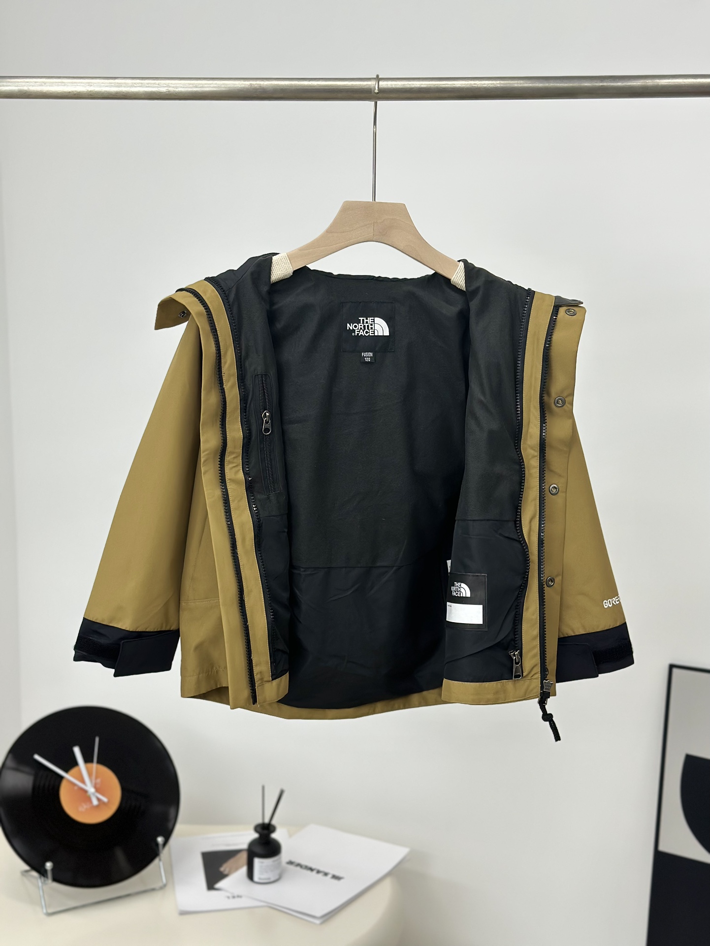 图片[5]-𝐓𝐡𝐞 𝐍𝐨𝐫𝐭𝐡 𝐅𝐚𝐜𝐞 𝟏𝟗𝟗𝟎 -北面儿童冲锋衣 土黄色-选品中心