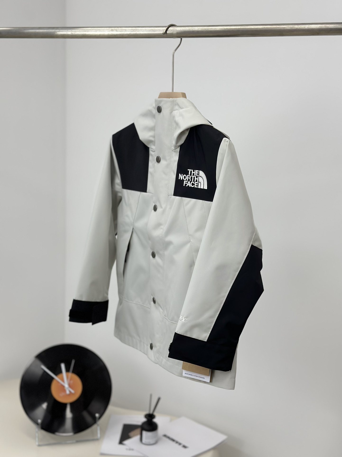 图片[2]-𝐓𝐡𝐞 𝐍𝐨𝐫𝐭𝐡 𝐅𝐚𝐜𝐞 𝟏𝟗𝟗𝟎 -北面儿童冲锋衣 锡灰白-选品中心