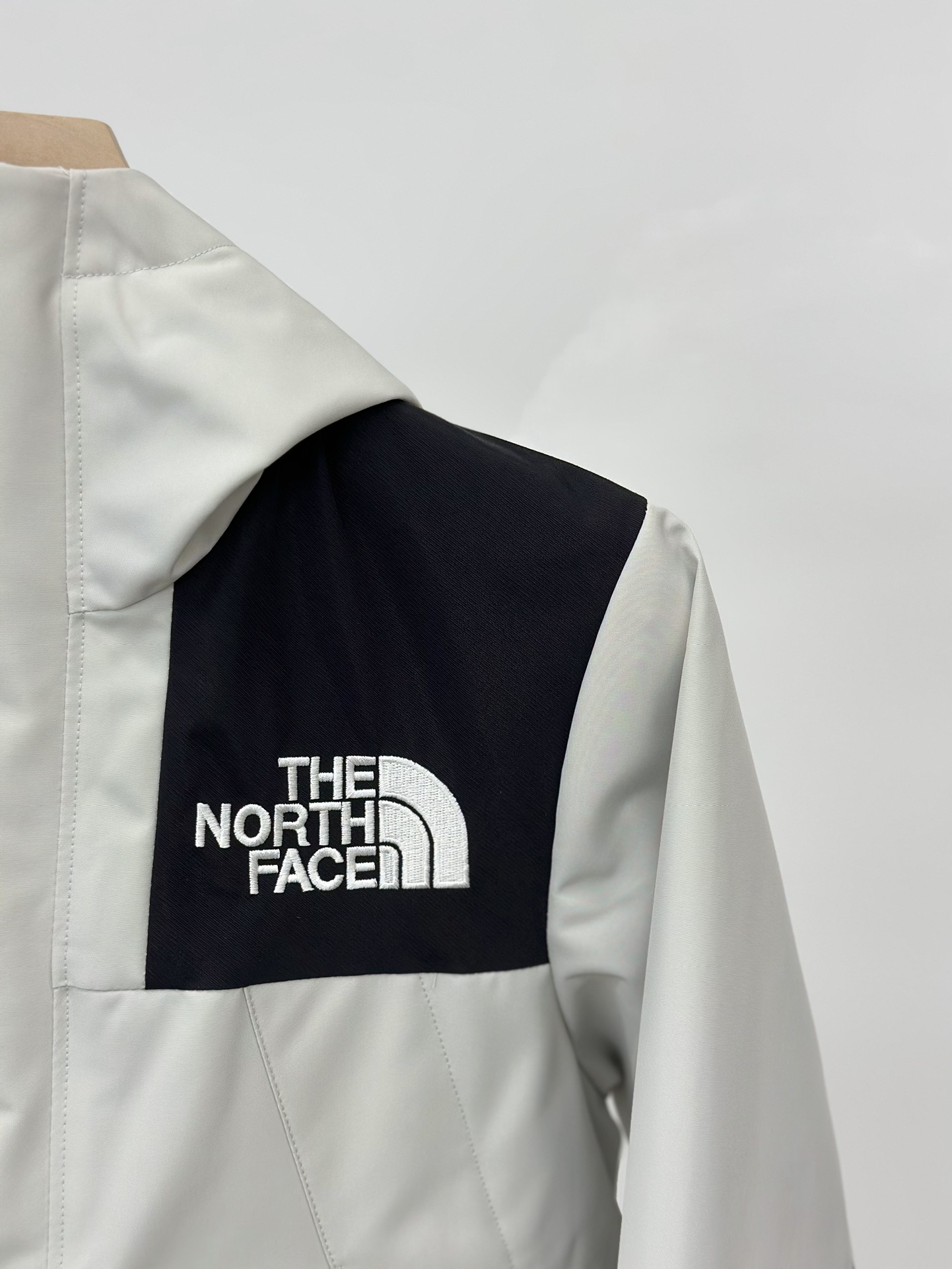 图片[7]-𝐓𝐡𝐞 𝐍𝐨𝐫𝐭𝐡 𝐅𝐚𝐜𝐞 𝟏𝟗𝟗𝟎 -北面儿童冲锋衣 锡灰白-选品中心