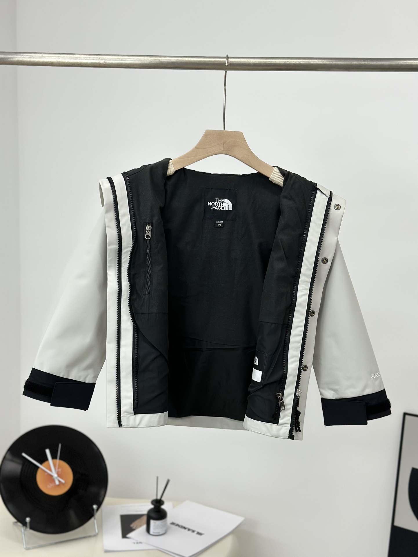 图片[5]-𝐓𝐡𝐞 𝐍𝐨𝐫𝐭𝐡 𝐅𝐚𝐜𝐞 𝟏𝟗𝟗𝟎 -北面儿童冲锋衣 锡灰白-选品中心