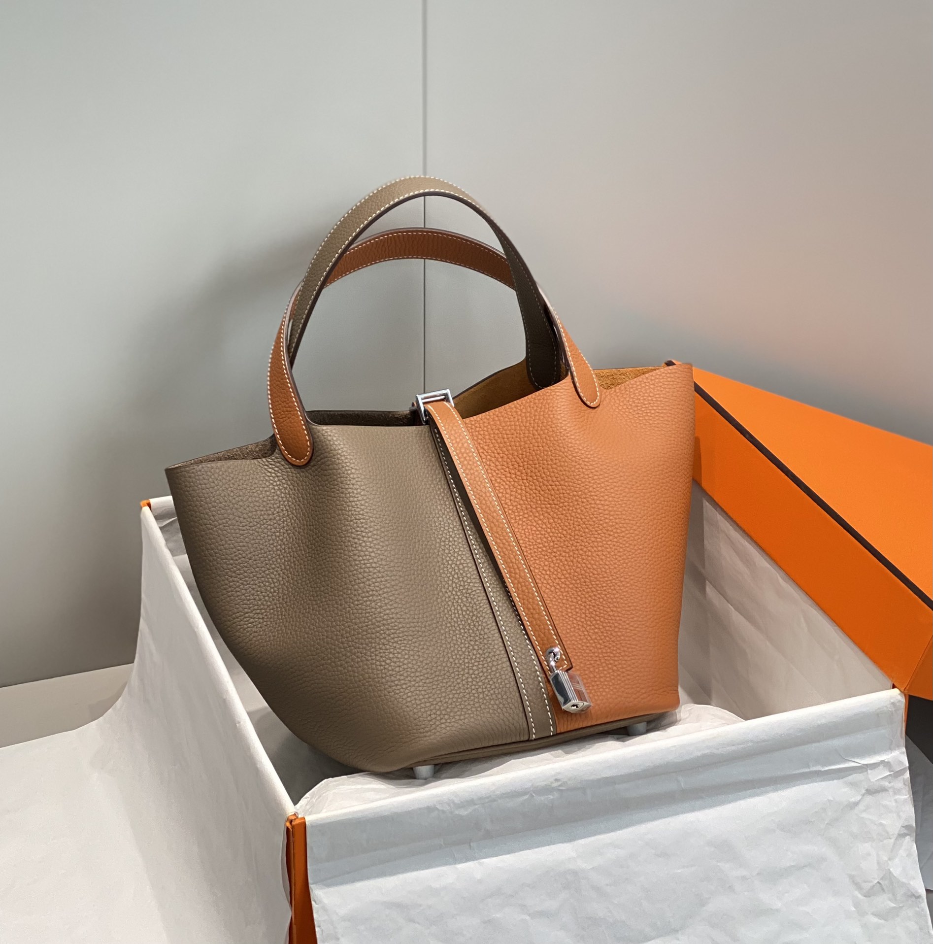 NO:698767,The latest color matching/silver buckle, elephant gray/golden brown. If you know enough about Hermès, you will know that it is Hermès’ only bucket-style bag ~ The classic color matching design adds a lot of highlights to the low-key food basket. The charm is instantly increased a hundred times. The cost-effective version is actually shot at 22Cm, Hermes, hermes, Hermes,19860909最新拼色系/银扣  大象灰/金棕色 如果对爱马仕足够了解就会知道 是爱马仕唯一一款水桶式包袋～ ‘’经典拼色设计给低调菜篮增添不少亮点 魅力感瞬间提升百倍 性价比版本实拍22Cm,爱马仕,hermes,Hermes,,Bag