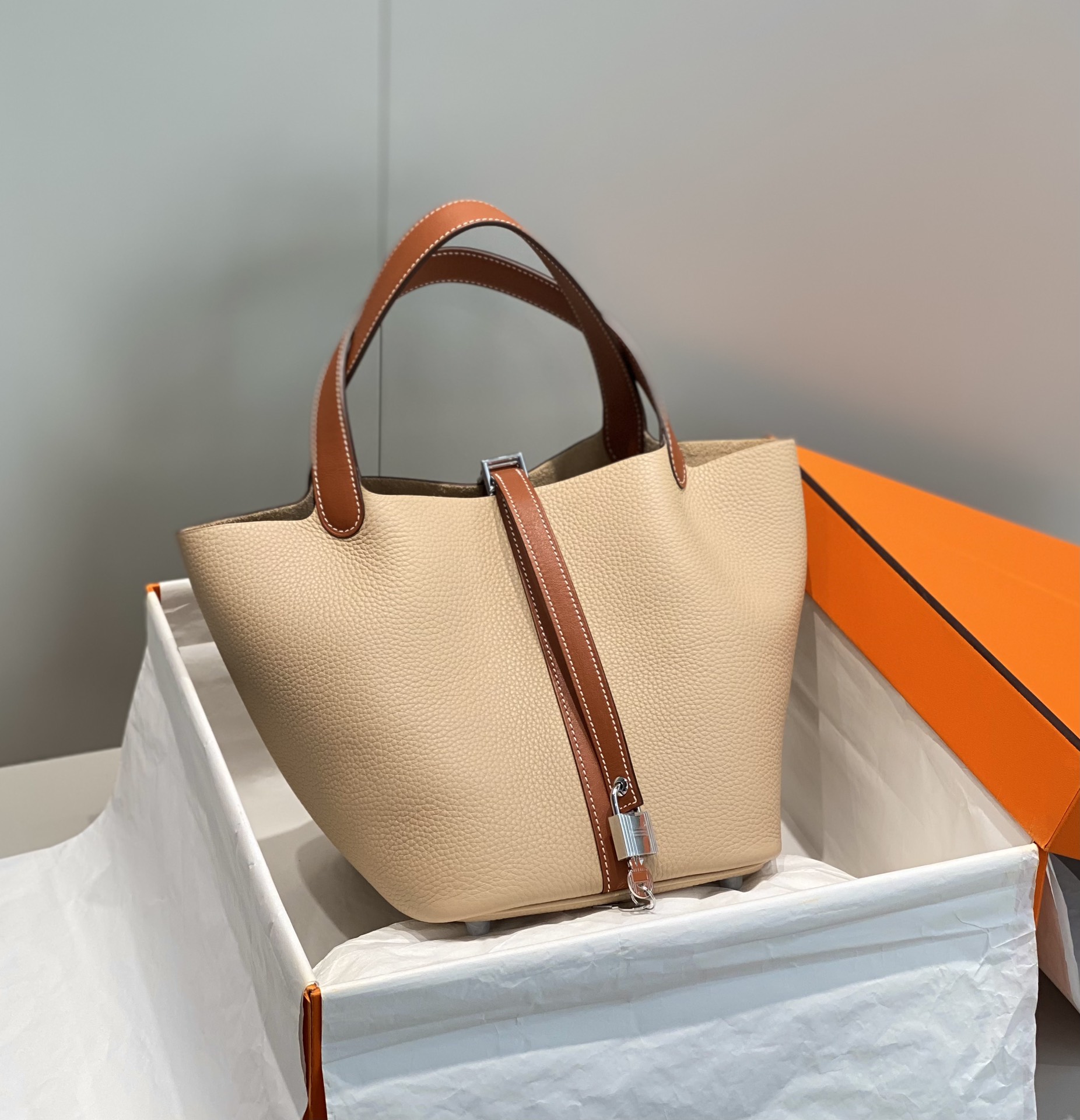 NO:698772,The latest color matching series, windbreaker gray/golden brown. If you know enough about Hermès, you will know that it is the only bucket-style bag from Hermès ~ The classic color matching design adds a lot of highlights to the low-key food basket. The charm is instantly increased a hundred times. The cost-effective version is actually shot at 22Cm, Hermes, hermes, Hermes,19860909最新拼色系  风衣灰/金棕色 如果对爱马仕足够了解就会知道 是爱马仕唯一一款水桶式包袋～ ‘’经典拼色设计给低调菜篮增添不少亮点 魅力感瞬间提升百倍 性价比版本实拍22Cm,爱马仕,hermes,Hermes,,Bag