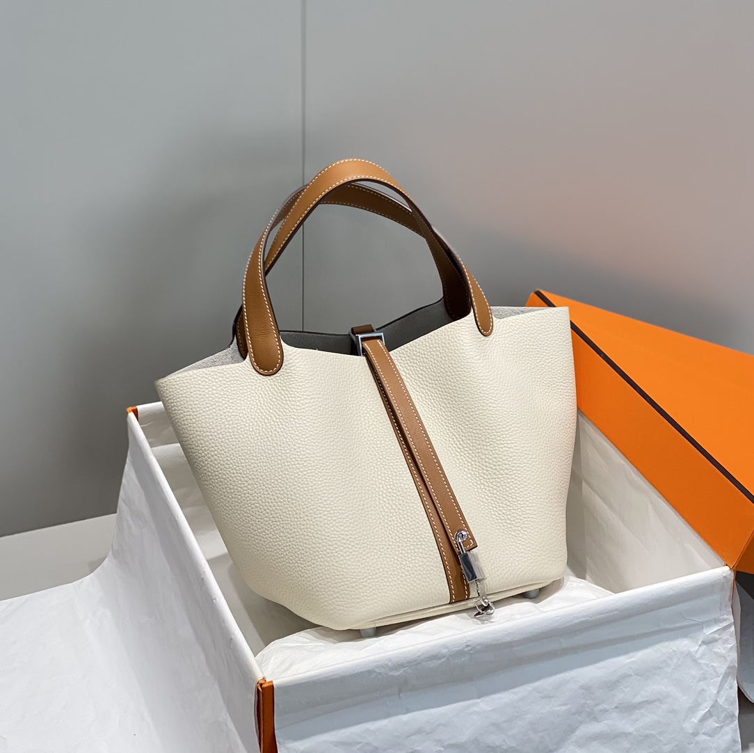 NO:698773,The latest color matching series, milkshake white/golden brown. If you know enough about Hermès, you will know that it is the only bucket-style bag from Hermès~ The classic color matching design adds a lot of highlights to the low-key food basket. The charm is instantly increased a hundred times. The cost-effective version is actually shot at 22Cm, Hermes, hermes, Hermes,19860909最新拼色系  奶昔白/金棕色 如果对爱马仕足够了解就会知道 是爱马仕唯一一款水桶式包袋～ ‘’经典拼色设计给低调菜篮增添不少亮点 魅力感瞬间提升百倍 性价比版本实拍22Cm,爱马仕,hermes,Hermes,,Bag