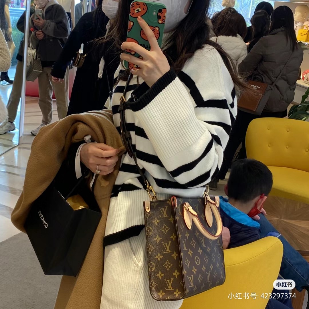 NO:200751,Model M46265 Sac Plat BB Old Flower New Edition Piano Score Package The product has no worries in appearance. The fabric is of the same origin Italian A-grade fabric, the ODM version strictly implements the specific parameters, information and value functions of the brand design, edge oil, sewing steps and finished product processing are correctly implemented according to the authentic process flow. The highest cost-effectiveness reflects the inner soul and connotation value of the product, equipped with the counter genuine packaging, size21.5x22x9cm, LV [top original list], louis vuitton19860909型号 M46265 Sac Plat BB 老花新版琴谱包 产品外观社交距离无忧.面料同源意大利A级面料,ODM版严格执行该品牌设计的具体参数,信息和价值功能,边油,缝制步骤以及成品加工按照正品工艺流程正确实施,最高性价比体现该单品的内在灵魂和内涵价值,配专柜正品包装, size21.5x22x9cm,LV【顶级原单】,louis vuitton,Bag