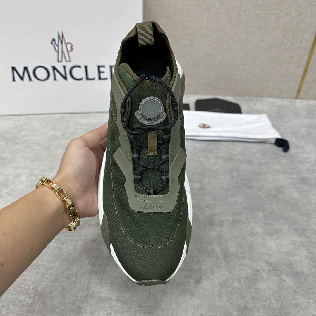 Moncle*蒙口拼接厚底运动鞋采用