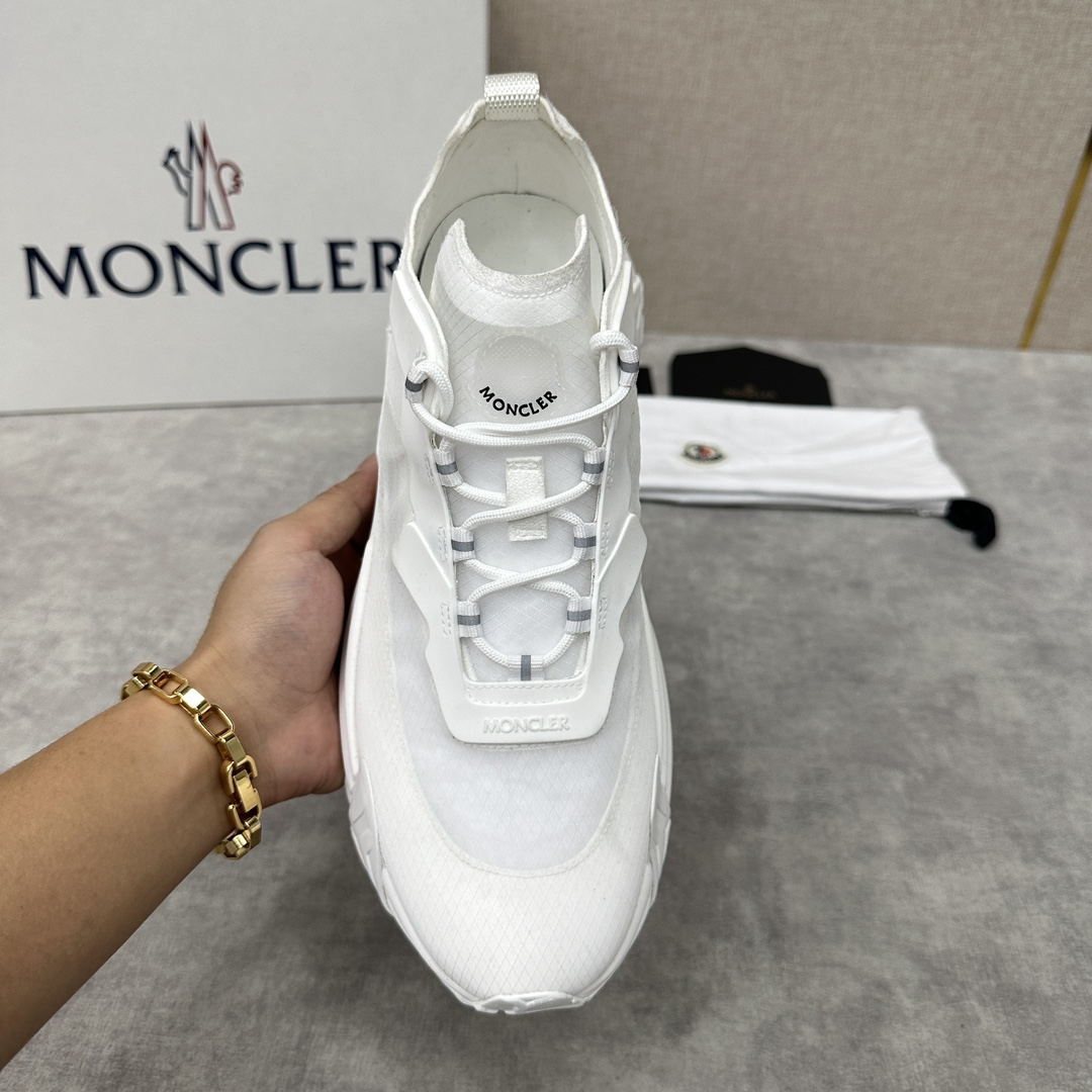 Moncle*蒙口拼接厚底运动鞋采用