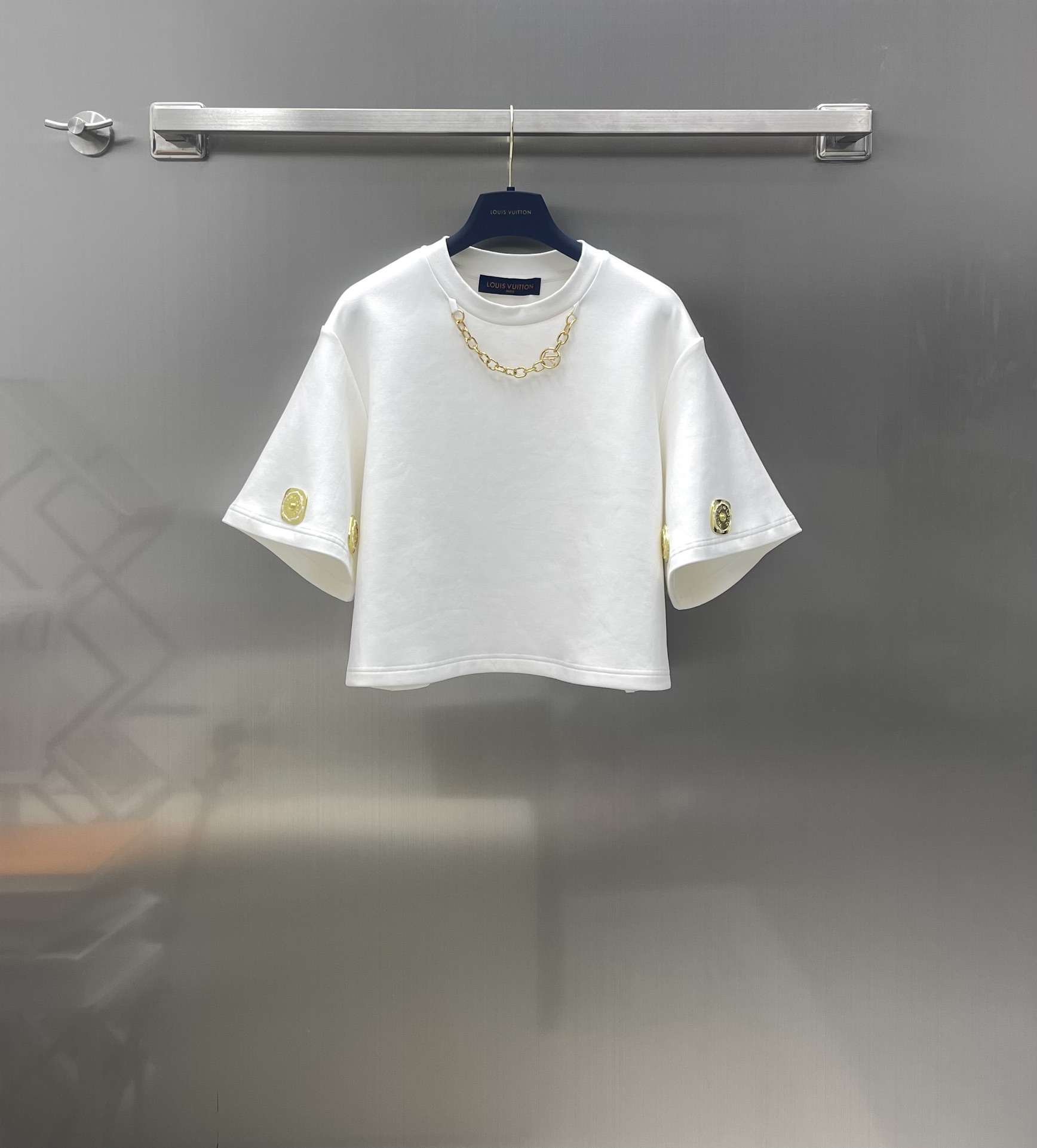 NO:696777,Louis Vuitto* New products on the shelves Gold buckle chain short T Customized twill cotton fabric Mercerized to present a shiny and crisp texture Decorated with chains Customized gold buckle adjustment design on the sleeves Novel and fashionable Pre-autumn series Four seasons One-piece package for every trip High-end version in 2 colors, Louis Vuitton,19860909Louis Vuitto* 新品上架 金扣链条短T 定制斜纹棉质面料 丝光工艺处理 呈现光泽挺括质感 沿用链条装饰 手袖饰以定制金扣调节设计 新颖时尚 早秋系列 四季款 出门一件搞定 高版本2色,,louis vuitton,,Women's clothing