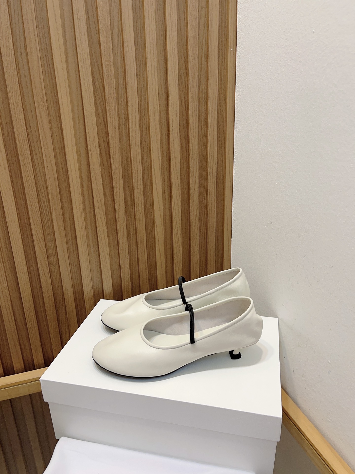 NO:263147,THE ROW 2025 new cat heel ballet shoes, beautiful ballet shoes, soft enough to feel its existence, simple design and uncompromising high quality, the minimalist aesthetics are integrated into every detail, the end of fashion exists. Imported lambskin upper, inner sheepskin footbed, heel height 3cm sole, Italian genuine leather sole, size 35/40 (40 custom made without return), single shoes, sheepskin19860909THE ROW 2025新款猫跟芭蕾舞鞋,好美的芭蕾舞鞋,柔软到感受不到它的存在,简约的设计和毫不妥协的高品质,将极简主义美学贯穿于每一个细节,时髦尽头存在 鞋面进口小羊皮 内里羊皮垫脚 跟高3cm 鞋底意大利真皮底 码数35/40（40定做不退换）,单鞋,sheepskin,Women's Shoes