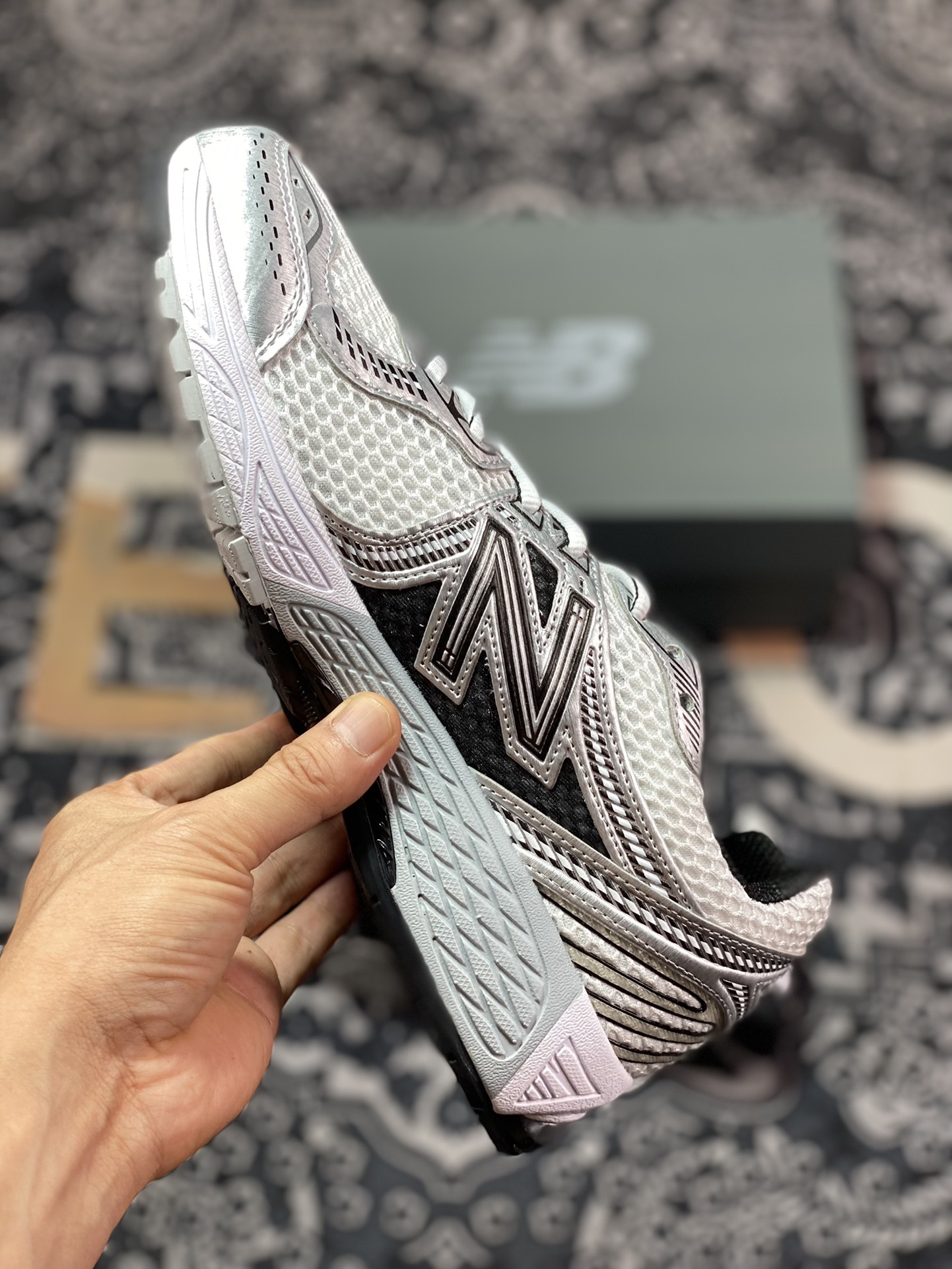 220 新百伦New Balance ML860V2系列低帮经典慢跑鞋“白银黑”ML860XD