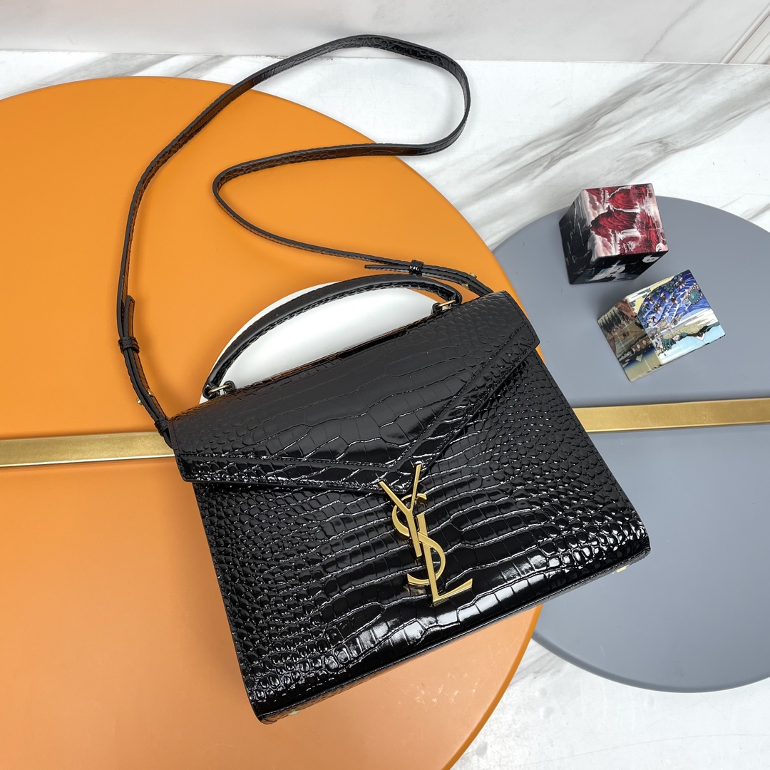 #𝑪𝒂𝒔𝒔𝒂𝒏𝒅𝒓𝒂# Pedido original P bolso de mano con textura de cocodrilo. El diseño especial de esta serie es su c…