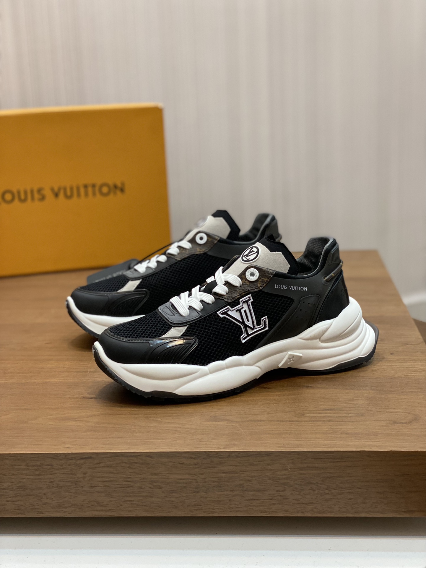 Louis Vuitton High-End Quality Black Leather and Canvas Men's Sneakers 4 i1689826026 2963 2