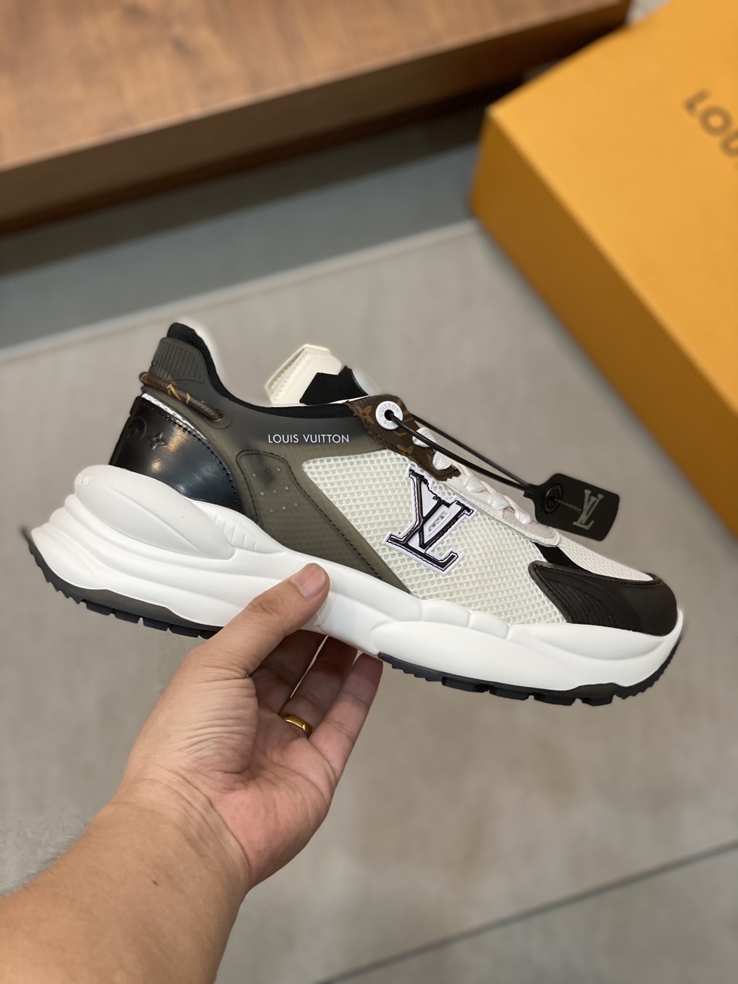 Louis Vuitton Men's White Leather and Canvas Runner Sneakers Size 39-44 5 i1689826068 8340 3