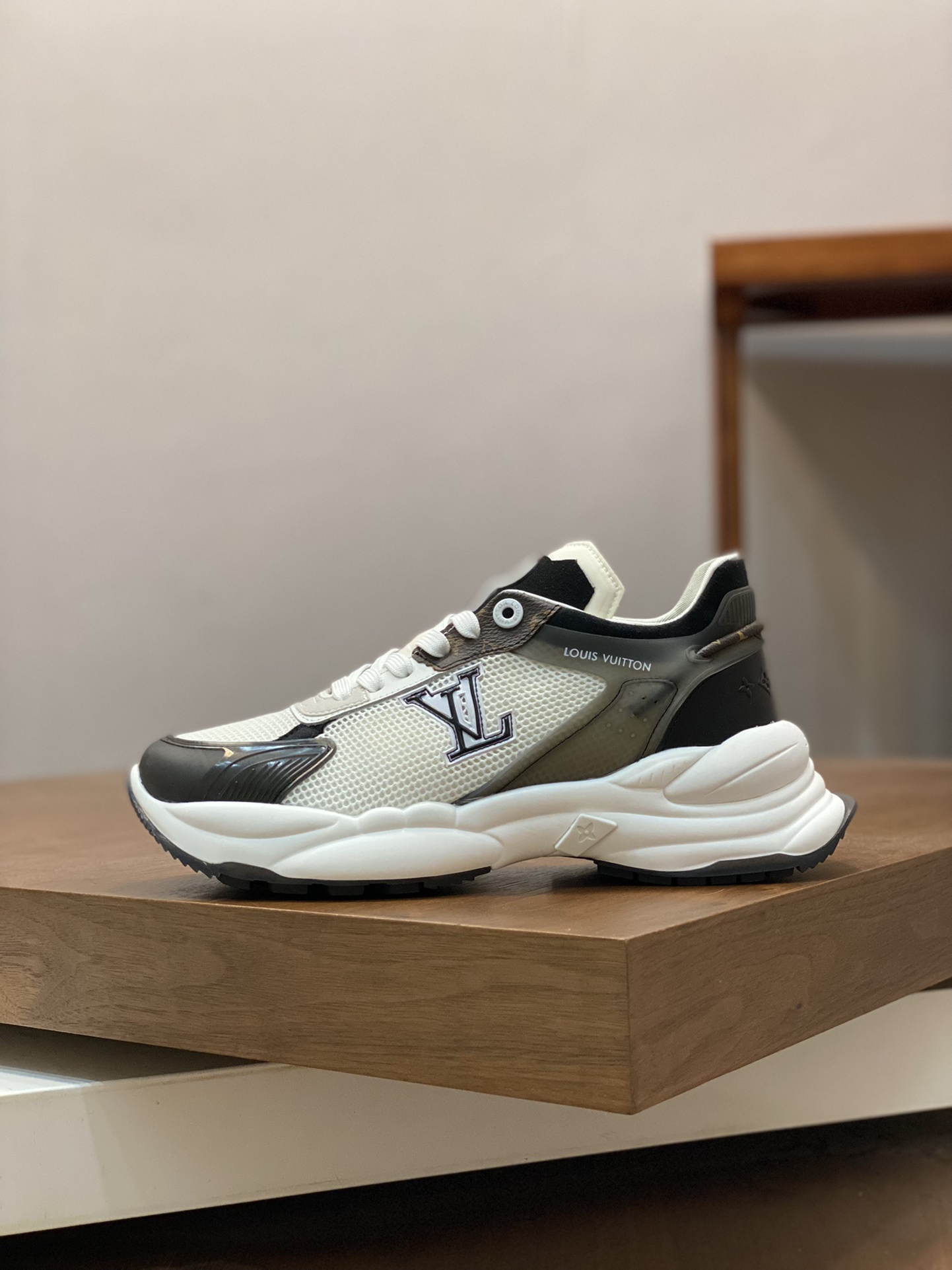 Louis Vuitton Men's White Leather and Canvas Runner Sneakers Size 39-44 3 i1689826068 8858 1