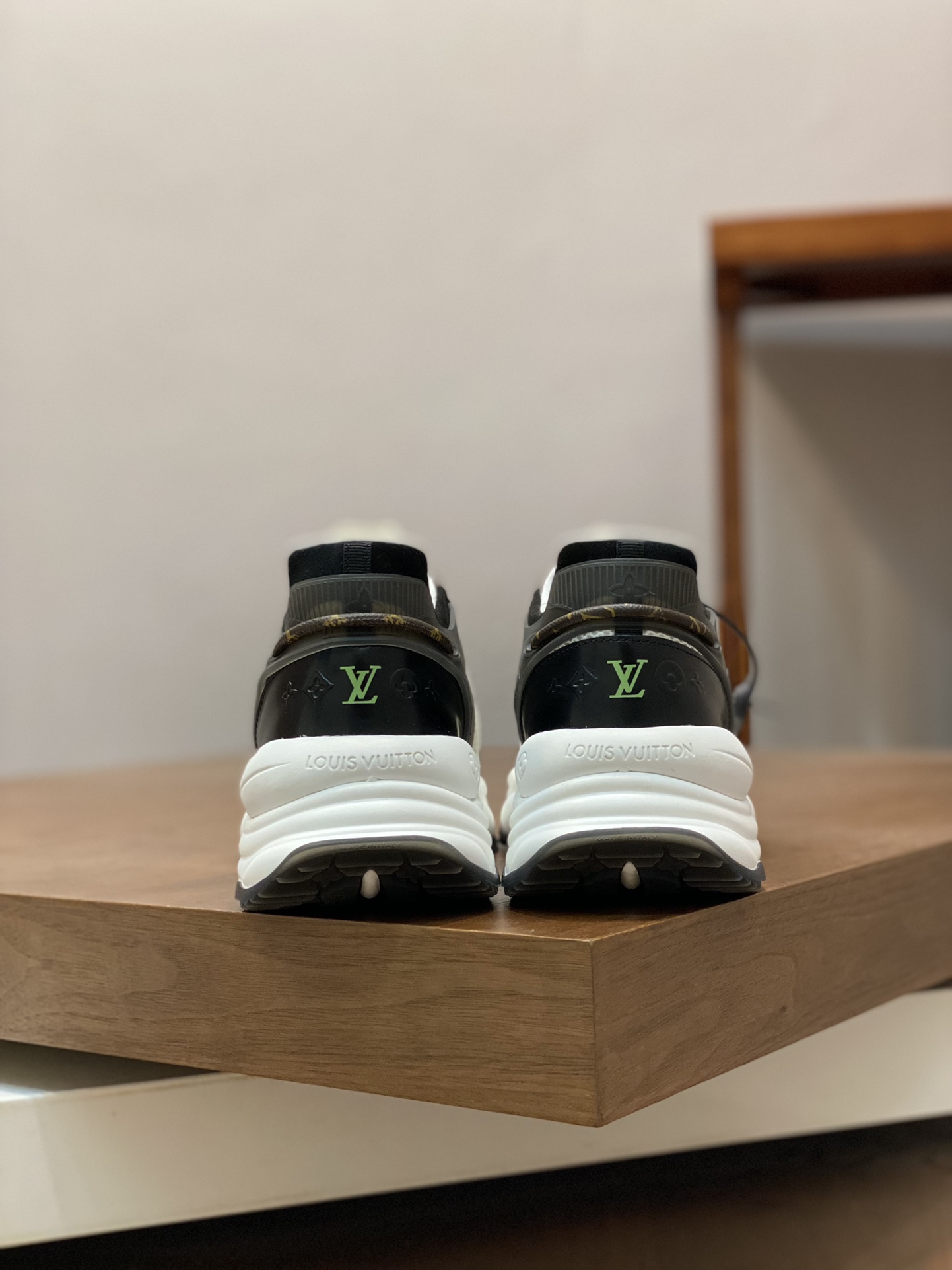 Louis Vuitton Men's White Leather and Canvas Runner Sneakers Size 39-44 9 i1689826068 8984 7