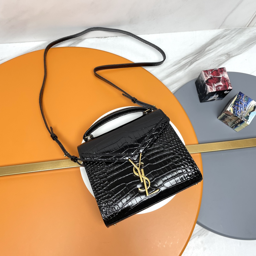 #𝑪𝒂𝒔𝒔𝒂𝒏𝒅𝒓𝒂#Mini size 20cmP crocodile texture handbag! The special design of this series is its rotating metal …