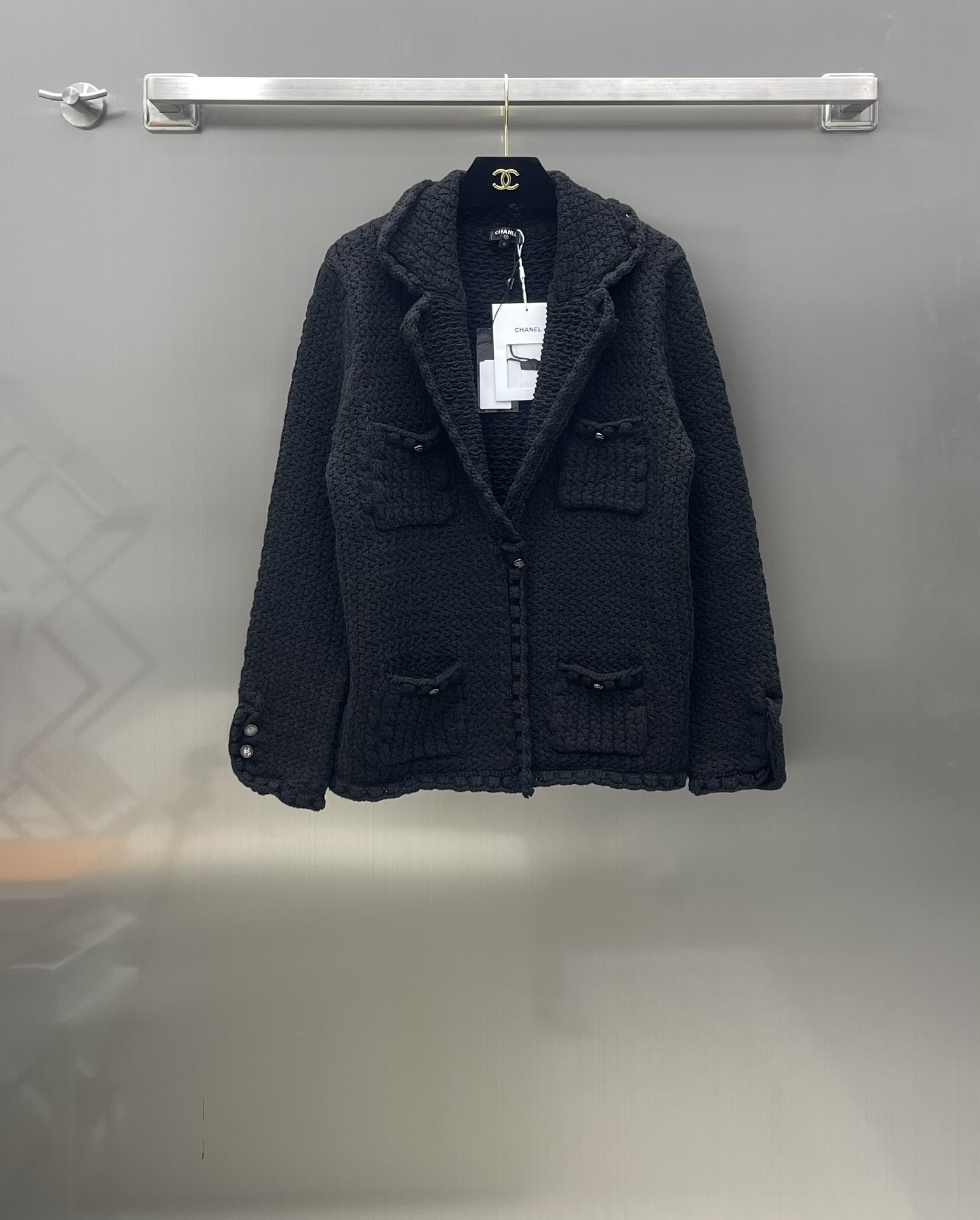 NO:696770,Chane* new arrivals braided knitted cardigan. Customized silk wool yarn weaving. The texture is skin-friendly and breathable. The braided crochet texture is neatly cut and the upper body is slim and elegant. It is suitable for matching with trousers and short skirts. It is the choice for daily commuting. Pink reduces age and makes you look whiter. Black has a calm temperament. It is a good choice. High version 2 colors, chanel, skirts,19860909Chane*新品上架麻花辫针织开衫 定制丝毛纱线织造 质感亲肤透气 麻花辫钩花肌理剪裁工整利落 上身显瘦气质 搭配长裤 短裙都很合适 日常出街通勤都选择 粉色减龄显白 黑色沉稳气质 都是不出错的选择  高版本2色,,chanel,skirts,,Women's clothing