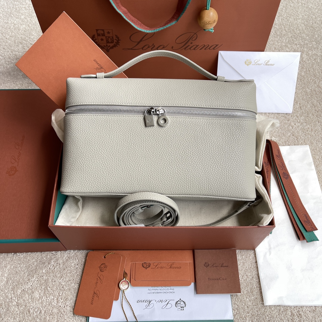NO:197582,~(Not available for packaging) Extra Pocket L~ Lunch box bag #Pearl gray [imported original leather   pure steel hardware] Calfskin main material ~ Sheepskin lining # The wide opening small bag is made of butter-like soft calfskin. It comes with removable shoulder straps to create a versatile mini bag. Two-way zipper opening. Height 16cm*Width 27cm*Depth 10cmCalfs/Element number: FAI 8511,LP,loro piano,mini bags,cowhide,sheepskin19860909～(不配包装) Extra Pocket L～饭盒包#珍珠灰【进口原厂皮 纯钢五金】 小牛皮主体材质~羊皮里料# 宽开口小袋采用如黄油般柔软的小牛皮打造.随附可拆卸肩带,可打造出百搭迷你包袋.双向拉链开口. 高度16cm*宽度27cm*深度10cm 小牛皮/货号:FAI 8511,LP,loro piana,mini bags,cowhide,sheepskin,Bag