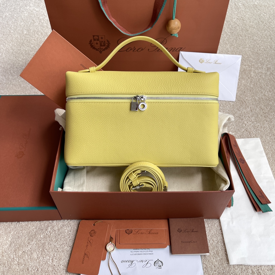 NO:197588,~(Not available for packaging) Extra Pocket L~ Lunch box bag # Chicken yellow [imported original leather   pure steel hardware] Calfskin main material ~ Sheepskin lining # The wide opening bag is made of butter-like soft calf leather. It comes with removable shoulder straps to create a versatile mini bag. Two-way zipper opening. Height 16cm*Width 27cm*Depth 10cmCalfs/Element number: FAI 8511,LP,loro piana,mini bags,cowhide,sheepskin19860909～(不配包装) Extra Pocket L～饭盒包#小鸡黄【进口原厂皮 纯钢五金】 小牛皮主体材质~羊皮里料# 宽开口小袋采用如黄油般柔软的小牛皮打造.随附可拆卸肩带,可打造出百搭迷你包袋.双向拉链开口. 高度16cm*宽度27cm*深度10cm 小牛皮/货号:FAI 8511,LP,loro piana,mini bags,cowhide,sheepskin,Bag
