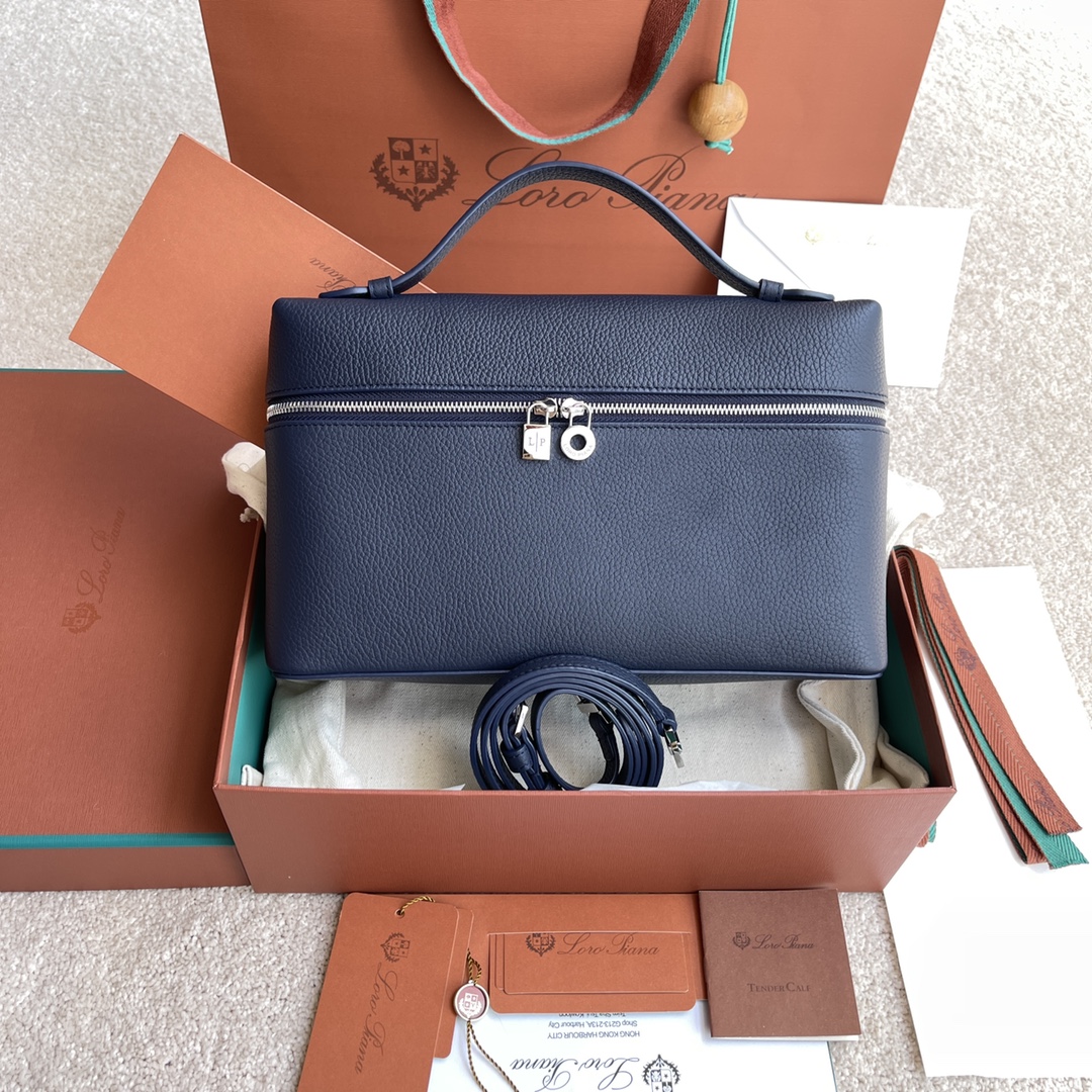 NO:197596,~(Not available for packaging) Extra Pocket L~ Lunch box bag #Midnight blue [imported original leather   pure steel hardware] Calfskin main material ~ Sheepskin lining # The wide opening small bag is made of butter-like soft calf leather. It comes with removable shoulder straps to create a versatile mini bag. Two-way zipper opening. Height 16cm*Width 27cm*Depth 10cmCalfs/Element number: FAI 8511,LP,loro piana,mini bags,cowhide,sheepskin19860909～(不配包装) Extra Pocket L～饭盒包#午夜蓝【进口原厂皮 纯钢五金】 小牛皮主体材质~羊皮里料# 宽开口小袋采用如黄油般柔软的小牛皮打造.随附可拆卸肩带,可打造出百搭迷你包袋.双向拉链开口. 高度16cm*宽度27cm*深度10cm 小牛皮/货号:FAI 8511,LP,loro piana,mini bags,cowhide,sheepskin,Bag