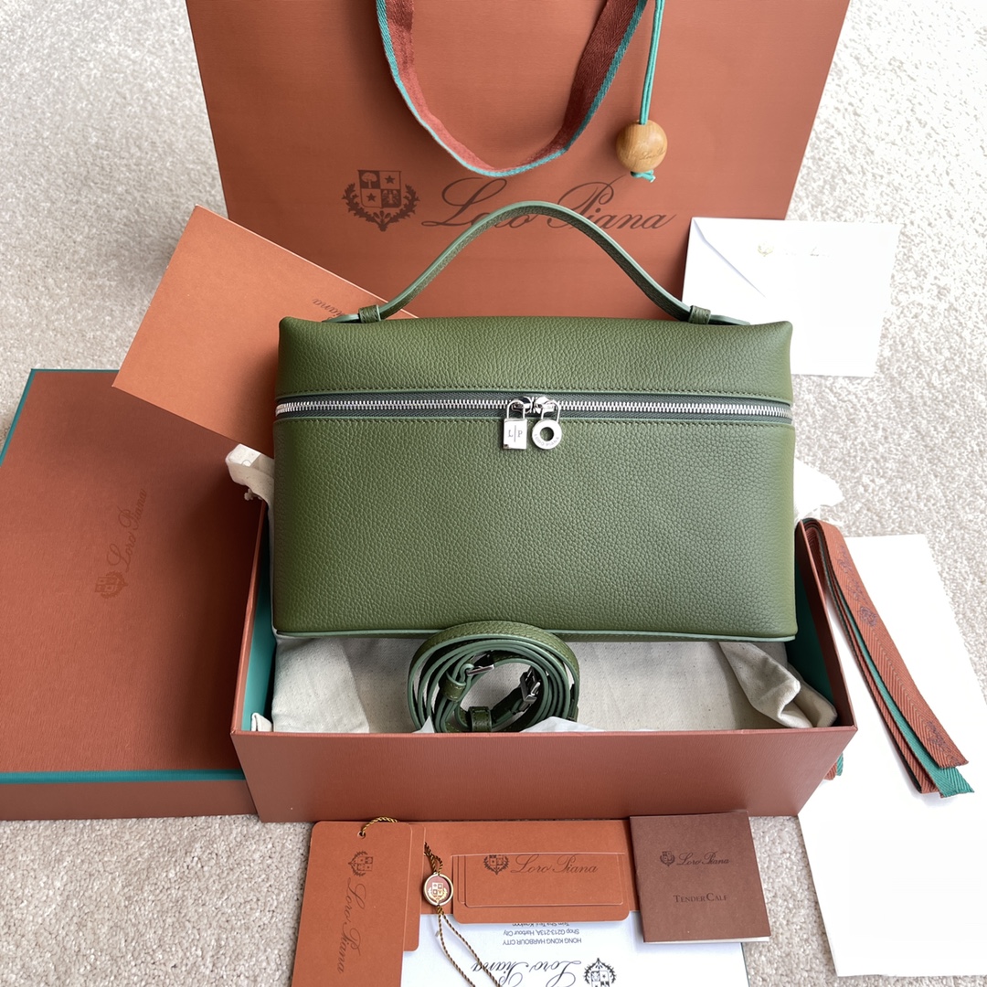 NO:197601,~(Not available for packaging) Extra Pocket L~ Lunch box bag #lichen green [imported original leather   pure steel hardware] Calfskin main material ~ sheepskin lining # The wide opening small bag is made of butter-like soft calfskin. It comes with removable shoulder straps to create a versatile mini bag. Two-way zipper opening. Height 16cm*width 27cm*depth 10cmcalf/item number: FAI 8511,LP,loro piana,mini bags,cowhide,sheepskin19860909～(不配包装) Extra Pocket L～饭盒包#地衣绿【进口原厂皮 纯钢五金】 小牛皮主体材质~羊皮里料# 宽开口小袋采用如黄油般柔软的小牛皮打造.随附可拆卸肩带,可打造出百搭迷你包袋.双向拉链开口. 高度16cm*宽度27cm*深度10cm 小牛皮/货号:FAI 8511,LP,loro piana,mini bags,cowhide,sheepskin,Bag