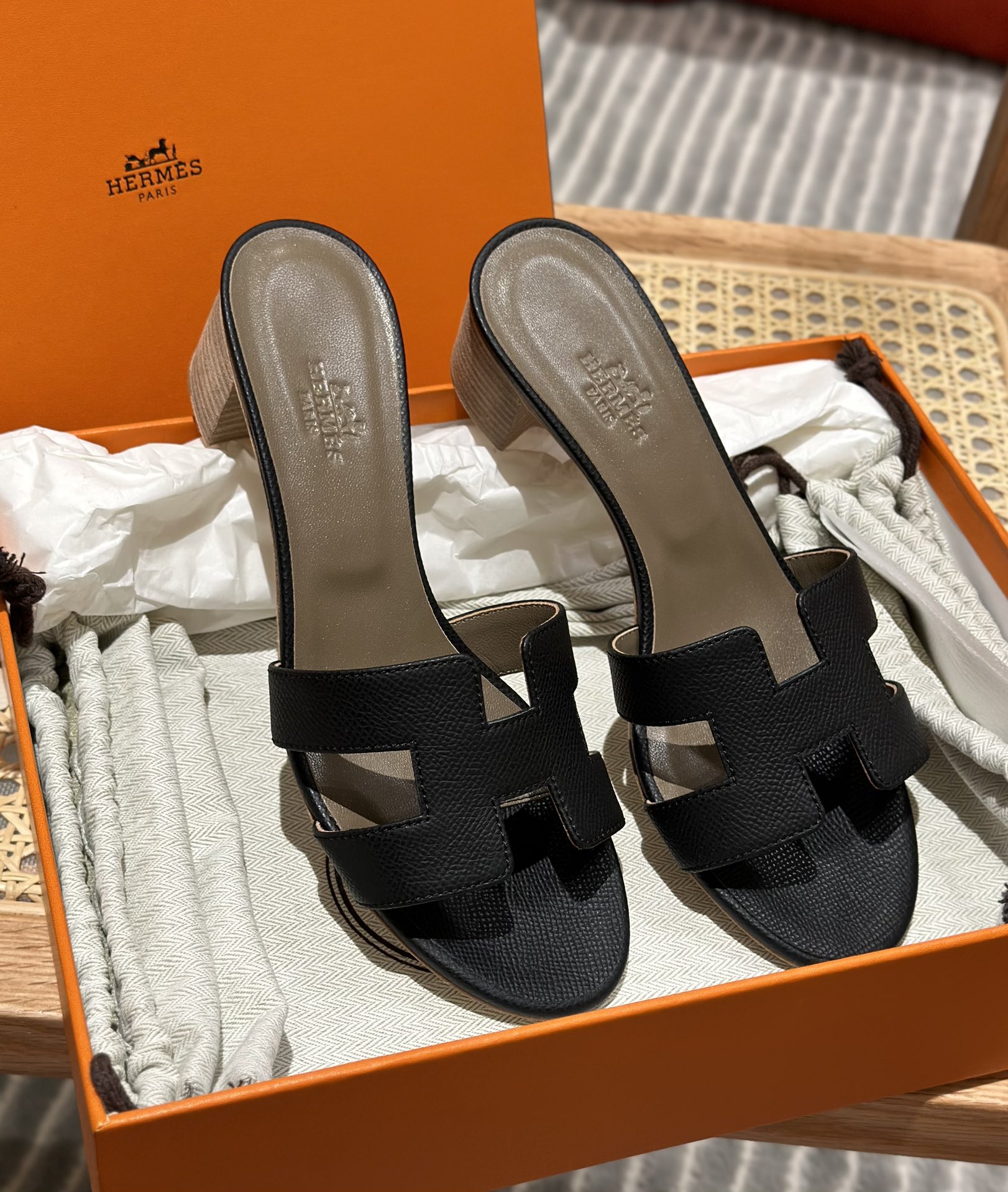 NO:229345,,H home classic high heels, is really classic, purely hand-sewn, and customized, it is really fashionable to make your feet look long, delicate, excellent comfort, exquisite and durable, it is really easy to wear. In one sentence, it is all kinds of versatile, it is a must-have every summer, and it is OK to match any clothes. Size 34-41 (34.40.41, customized, no return or exchange), slippers, high heels, slippers19860909,H家经典高跟鞋,实在是太经典了,纯手工缝制,私人订制款,上脚真的是非常洋气显脚长,秀气,舒适度极佳,精致又耐看,真的是好穿到爆,用一句话来形容就是各种百搭,每年夏天必备款,搭配任何衣服都ok 码数34-41（34.40.41,订制不退换）,拖鞋,high heels,slippers,Women's Shoes