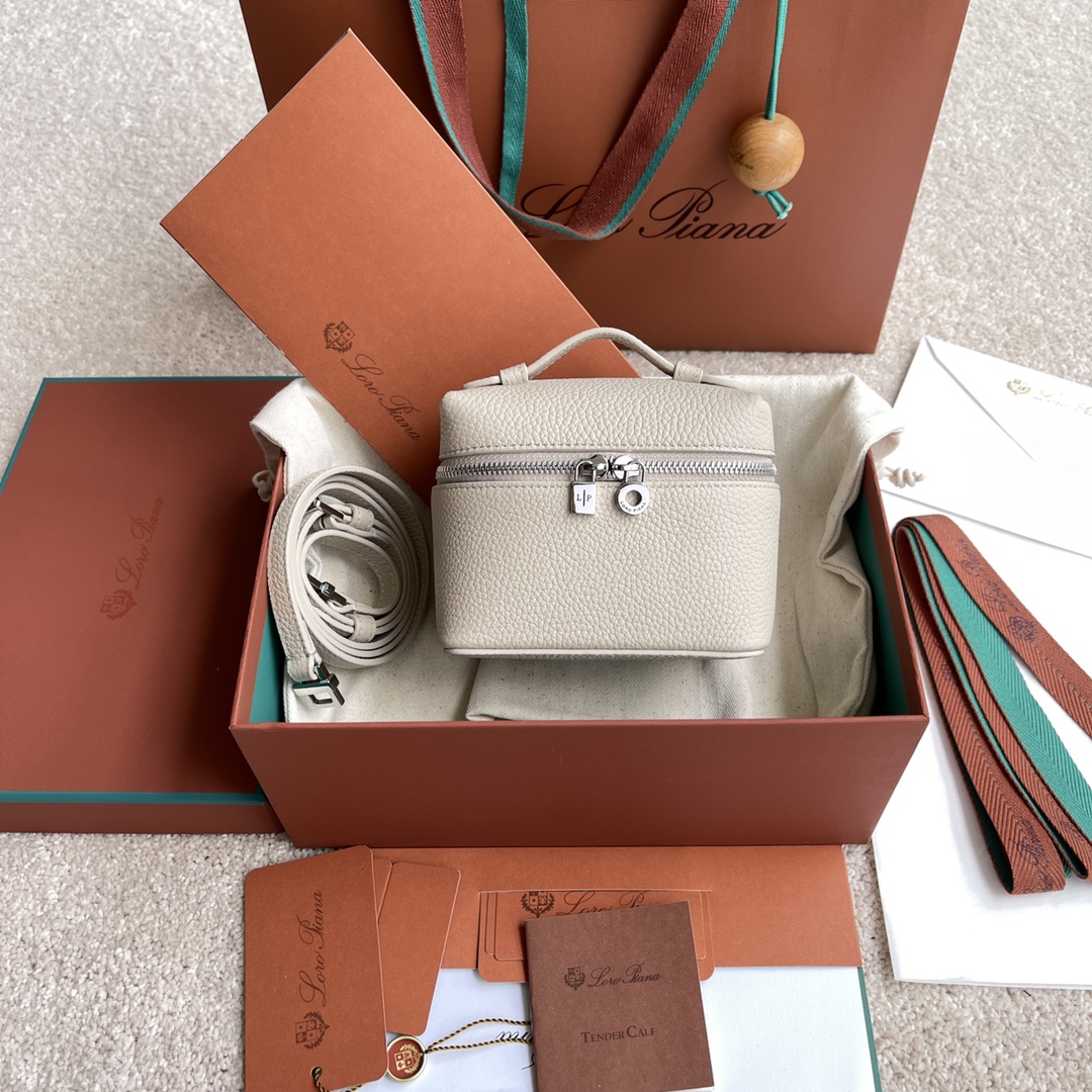 NO:198237,~(Not available for packaging) Extra Pocket L lipstick package [imported original leather   pure steel hardware] Calfskin main material ~ Sheepskin lining # The iconic calfskin square bag shows unique personality with the natural grain of leather. The detachable shoulder strap and wide opening combination can easily change the style, which is very suitable as a close-fitting bag when going out. Height 9cm*Width 11.5cm*Depth 9cm. Calfskin/Article number: FAM 1534, LP, loro piana, cowhide, sheepskin19860909～(不配包装) Extra Pocket L口红包【进口原厂皮 纯钢五金】 小牛皮主体材质~羊皮里料# 标志性小牛皮方形包以皮革的天然粒面展现独特个性.可拆卸的肩带与宽大开口组合,可轻松变换风格,相当适合作为外出贴身小包. 高度9cm*宽度11.5cm*深度9cm. 小牛皮/货号:FAM 1534,LP,loro piana,cowhide,sheepskin,Bag