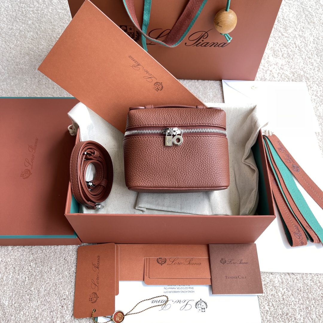 NO:198233,~(Not available for packaging) Extra Pocket L lipstick package #brick red [imported original leather   pure steel hardware] Calfskin main material ~ sheepskin lining # The iconic calfskin square bag shows unique personality with the natural grain of leather. The detachable shoulder strap and wide opening combination can easily change the style, which is very suitable for a close-fitting bag when going out. Height 9cm*Width 11.5cm*Depth 9cmCalfskin/Element number: FAM 1534,LP,loro piana,cowhide,sheepskin19860909～(不配包装) Extra Pocket L口红包#砖红色【进口原厂皮 纯钢五金】 小牛皮主体材质~羊皮里料# 标志性小牛皮方形包以皮革的天然粒面展现独特个性.可拆卸的肩带与宽大开口组合,可轻松变换风格,相当适合作为外出贴身小包. 高度9cm*宽度11.5cm*深度9cm 小牛皮/货号:FAM 1534,LP,loro piana,cowhide,sheepskin,Bag