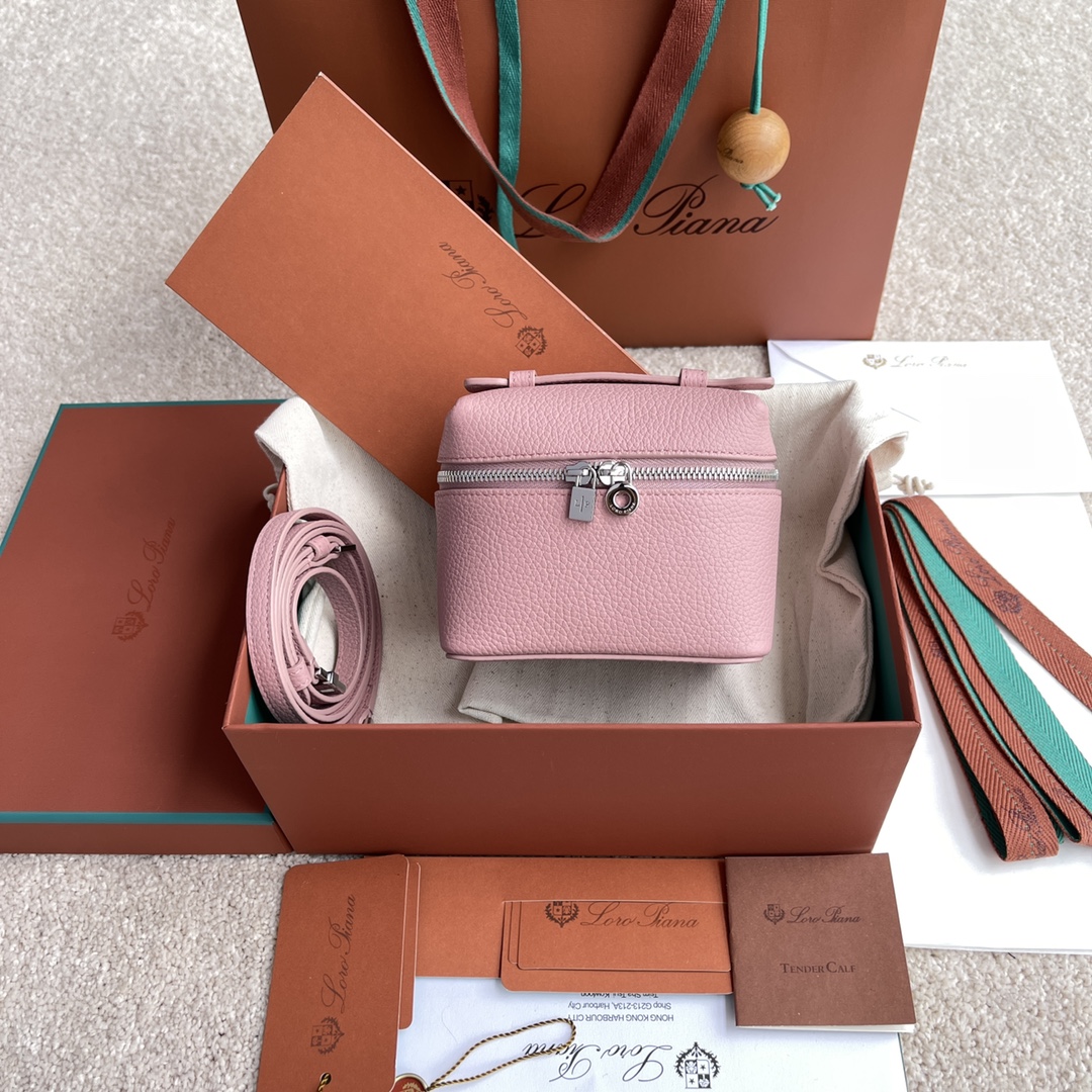 NO:198241,~(Not available for packaging) Extra Pocket L lipstick package #Floral pottery pink [imported original leather   pure steel hardware] Calfskin main material ~ Sheepskin lining# The iconic calfskin square bag shows unique personality with the natural grain of leather. The detachable shoulder strap and wide opening combination can easily change the style, which is very suitable as a close-fitting bag when going out. Height 9cm*Width 11.5cm*Depth 9cmCalfskin/Element number: FAM 1534,LP,loro piana,cowhide,sheepskin19860909～(不配包装) Extra Pocket L口红包#花陶粉色【进口原厂皮 纯钢五金】 小牛皮主体材质~羊皮里料# 标志性小牛皮方形包以皮革的天然粒面展现独特个性.可拆卸的肩带与宽大开口组合,可轻松变换风格,相当适合作为外出贴身小包. 高度9cm*宽度11.5cm*深度9cm 小牛皮/货号:FAM 1534,LP,loro piana,cowhide,sheepskin,Bag