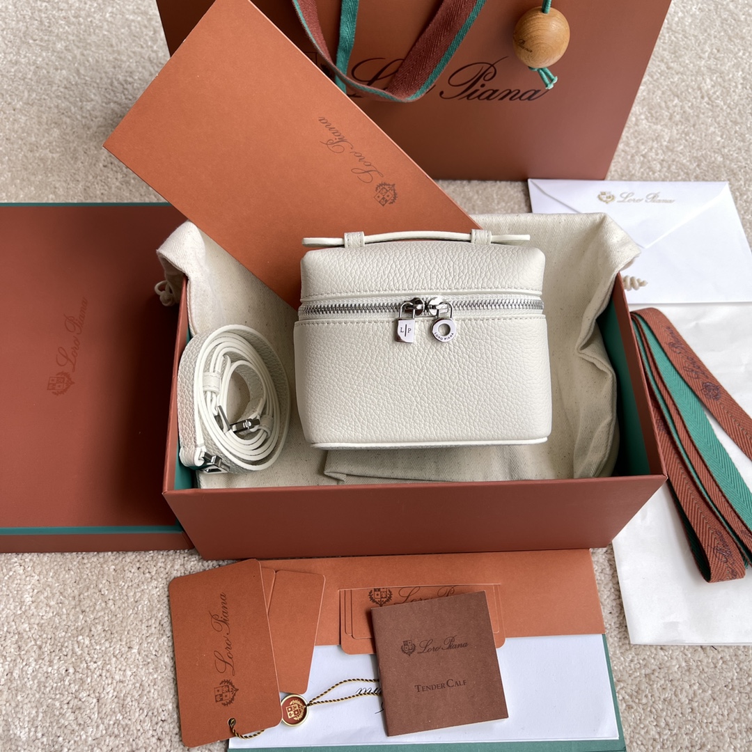 NO:198243,~(Not available for packaging) Extra Pocket L lipstick packet #Tender white [imported original leather   pure steel hardware] Calfskin main material ~ Sheepskin lining# The iconic calfskin square packet shows a unique personality with the natural grain of leather. The detachable shoulder strap and wide opening can easily change the style, which is very suitable for a close-fitting bag when going out. Height 9cm*Width 11.5cm*Depth 9cmCalfskin/Element number: FAM 1534,LP,loro piana,cowhide,sheepskin19860909～(不配包装) Extra Pocket L口红包#嫩白色【进口原厂皮 纯钢五金】 小牛皮主体材质~羊皮里料# 标志性小牛皮方形包以皮革的天然粒面展现独特个性.可拆卸的肩带与宽大开口组合,可轻松变换风格,相当适合作为外出贴身小包. 高度9cm*宽度11.5cm*深度9cm 小牛皮/货号:FAM 1534,LP,loro piana,cowhide,sheepskin,Bag