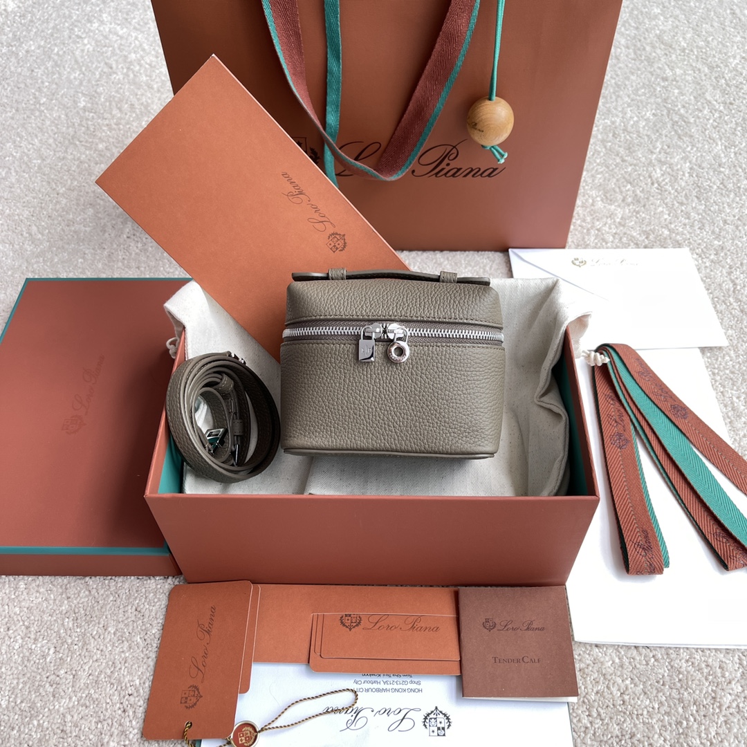 NO:198215,~(Not available for packaging) Extra Pocket L lipstick packet #Elephant gray [imported original leather   pure steel hardware] Calfskin main material ~ Sheepskin lining # The iconic calfskin square bag shows a unique personality with the natural grain of leather. The detachable shoulder strap and wide opening combination can easily change the style, which is very suitable as a close-fitting bag when going out. Height 9cm*Width 11.5cm*Depth 9cmCalfskin/Element number: FAM 1534,LP,loro piana,cowhide,sheepskin19860909～(不配包装) Extra Pocket L口红包#大象灰【进口原厂皮 纯钢五金】 小牛皮主体材质~羊皮里料# 标志性小牛皮方形包以皮革的天然粒面展现独特个性.可拆卸的肩带与宽大开口组合,可轻松变换风格,相当适合作为外出贴身小包. 高度9cm*宽度11.5cm*深度9cm 小牛皮/货号:FAM 1534,LP,loro piana,cowhide,sheepskin,Bag