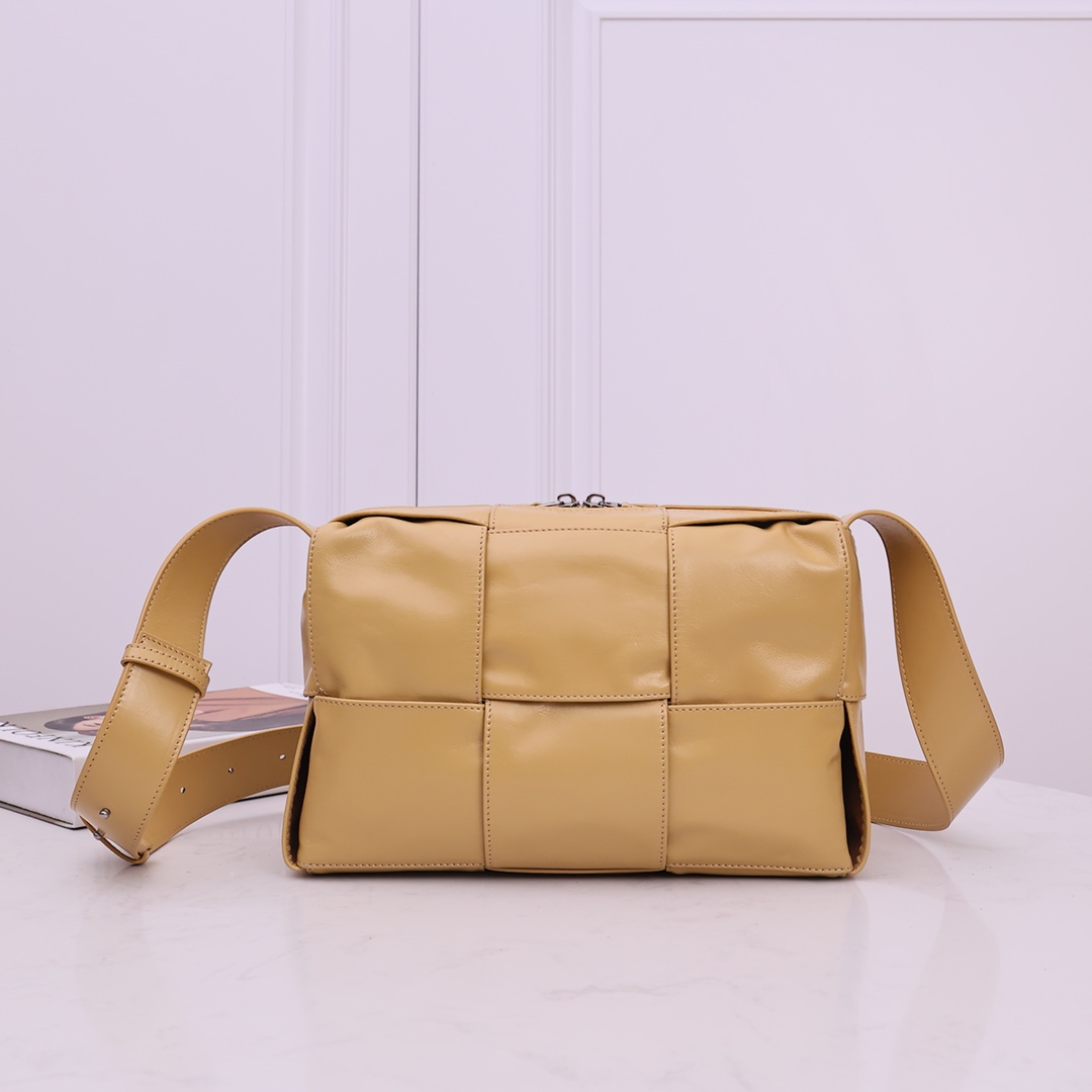 Bottega Veneta Arco 相机包 油蜡皮 编织