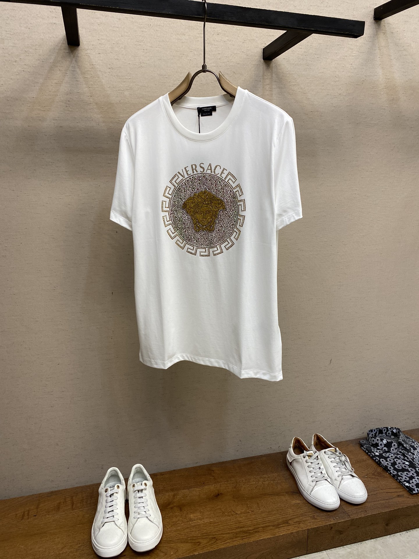 NO:127931,Versace/Medusa’s new ironing diamond short-sleeved, high-version, counter synchronization!  The unique beauty sha avatar is very recognizable and super textured!  Layered base is very blogger-like, low-key and tasteful, original fabric, 230g ice porcelain cotton fabric, soft and comfortable upper body, not picking age or body, full of fashion sense, super versatile and beautiful, a must-have for everyone, tag collar, wash wheat, full of three sizes Size M-4XL Color black, white, versace, versace, T-shirt, alexander wang19860909Versace/范思哲美杜莎新款烫钻短袖,高版本,专柜同步！独特的美扗莎头像,很有辨识度,超级有质感！叠穿打底就很有博主范儿了 ,低调有品位 ,原版面料 ,230克冰瓷棉面料,上身柔软舒适,不挑年龄不挑身材时尚感爆棚,质感超强时尚又个性 ,超级百搭好看的一款 ,人手必备款吊牌领标 水洗麦,三标齐全 尺码M-4XL 颜色黑色,白色,,versace,versace,T-shirt,alexander wang,Men's clothing