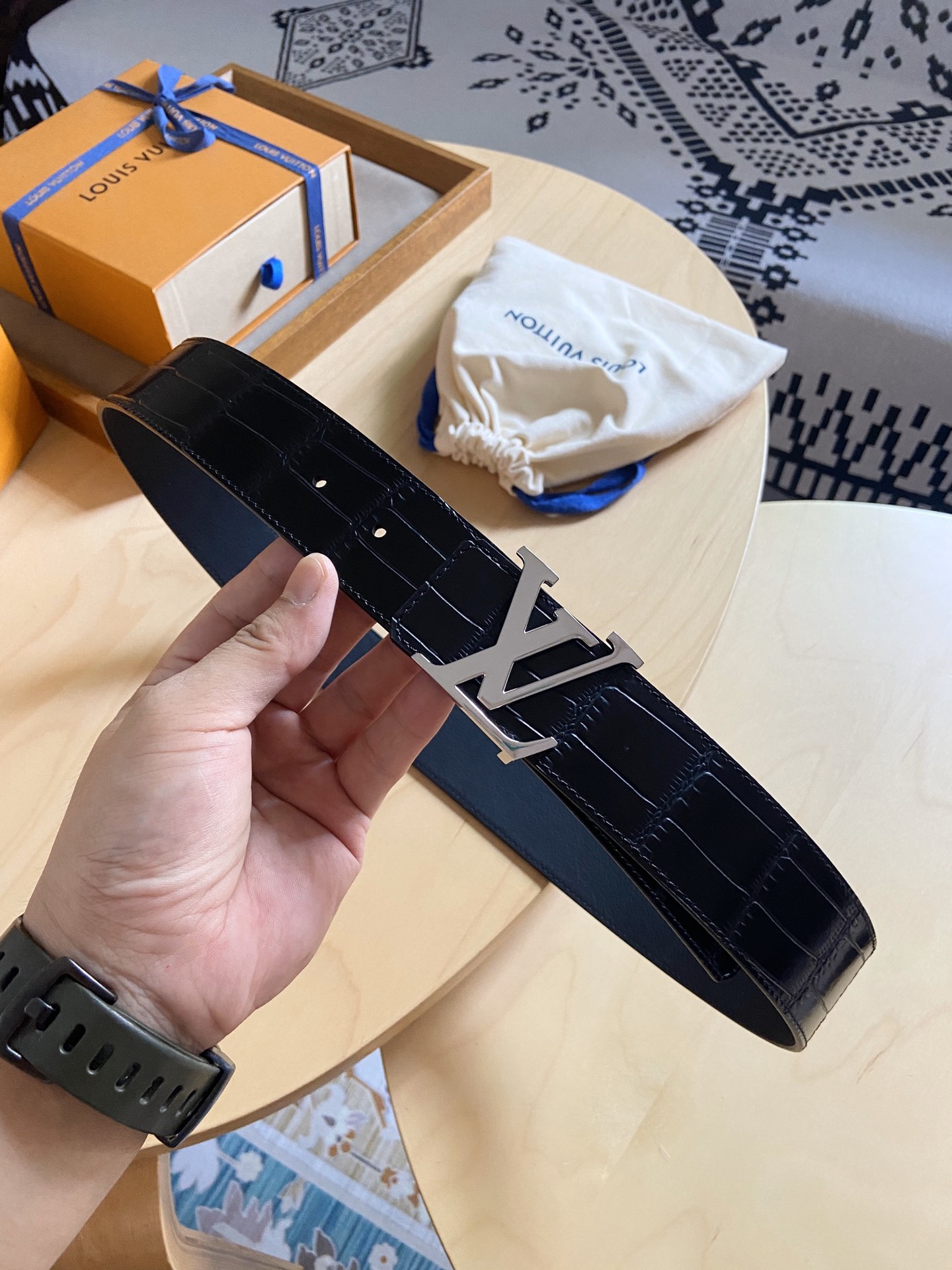 Louis Vuitton LV 双面腰带， 鳄鱼压纹牛皮呈现在腰带之中 衬托柔软 小牛皮 搭配 的铜扣 双面可用 宽度4.0CM