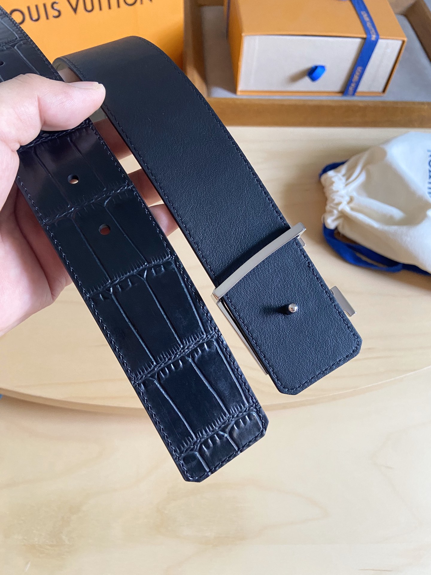 Louis Vuitton LV 双面腰带， 鳄鱼压纹牛皮呈现在腰带之中 衬托柔软 小牛皮 搭配 的铜扣 双面可用 宽度4.0CM