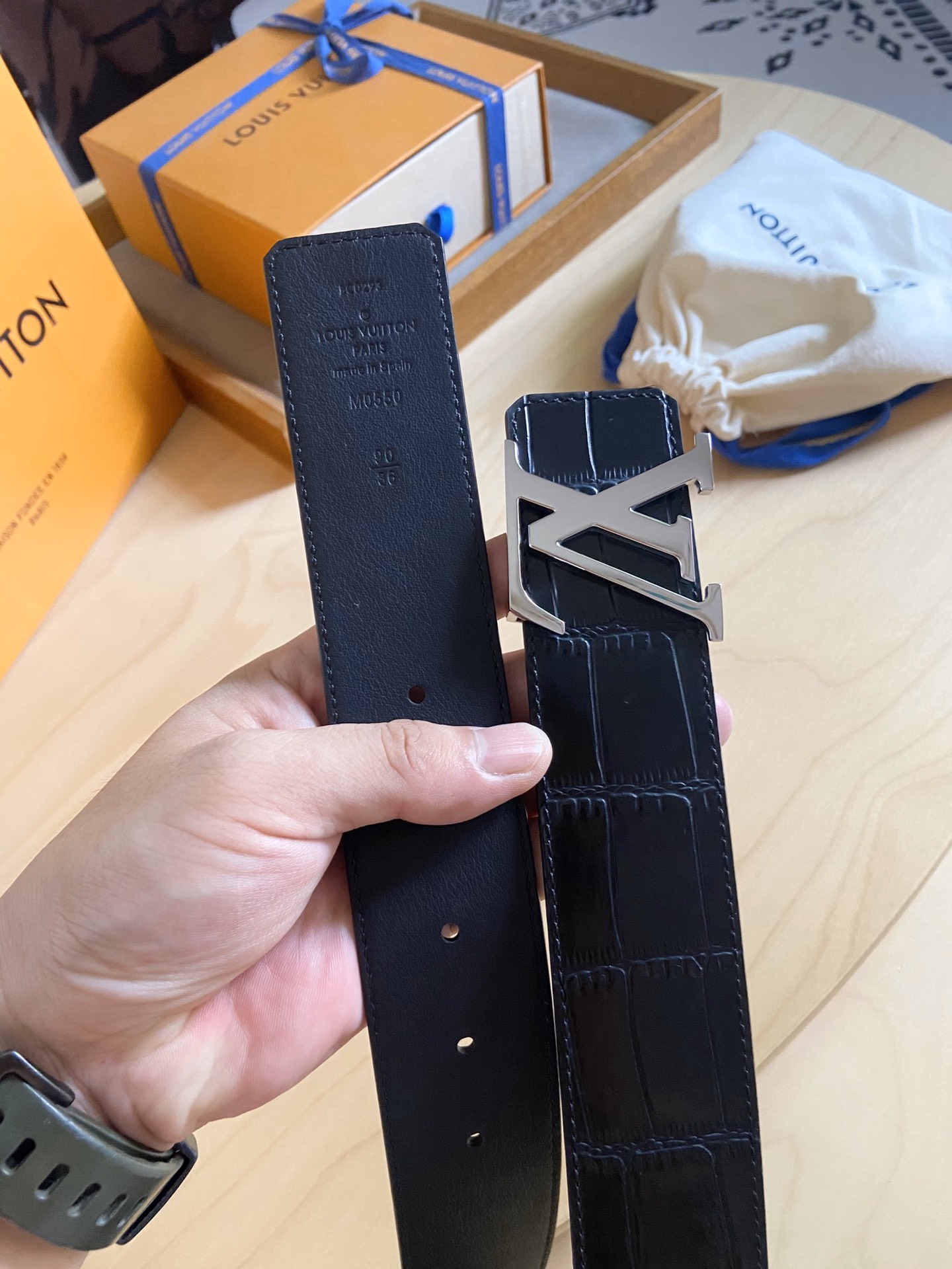 Louis Vuitton LV 双面腰带， 鳄鱼压纹牛皮呈现在腰带之中 衬托柔软 小牛皮 搭配 的铜扣 双面可用 宽度4.0CM