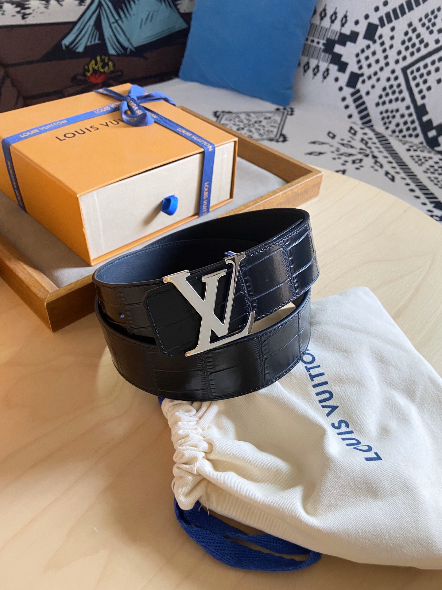 Louis Vuitton LV 双面腰带， 鳄鱼压纹牛皮呈现在腰带之中 衬托柔软 小牛皮 搭配 的铜扣 双面可用 宽度4.0CM