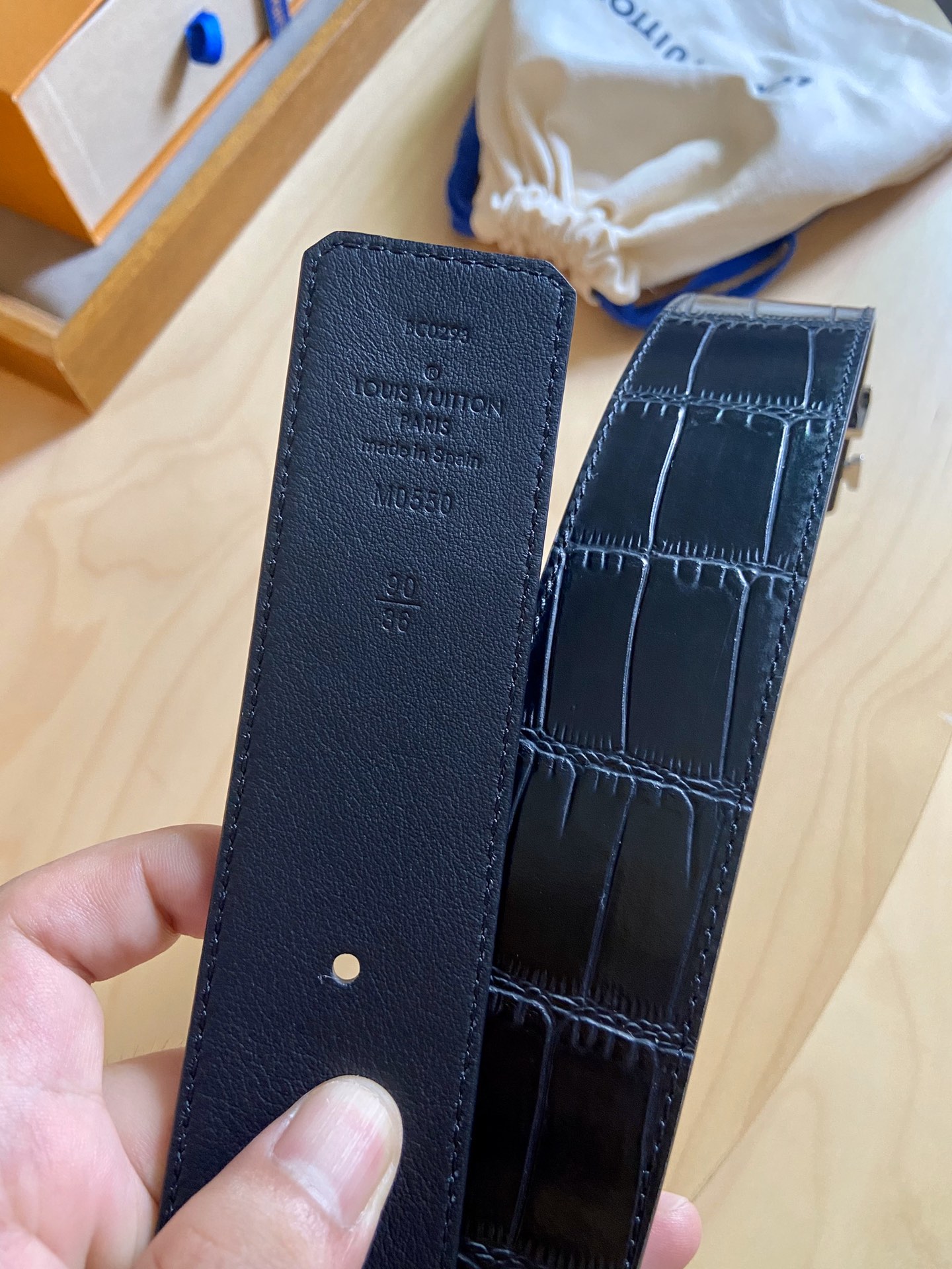 Louis Vuitton LV 双面腰带， 鳄鱼压纹牛皮呈现在腰带之中 衬托柔软 小牛皮 搭配 的铜扣 双面可用 宽度4.0CM