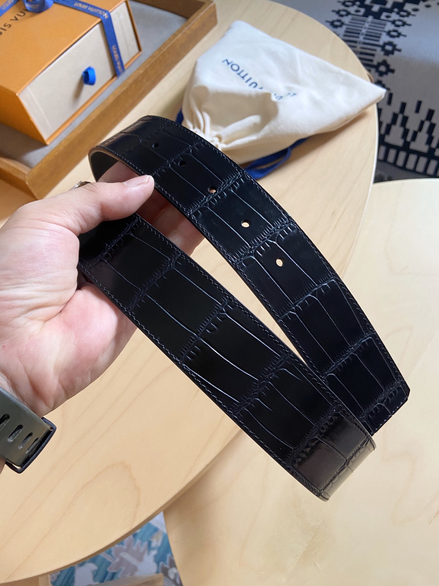 Louis Vuitton LV 双面腰带， 鳄鱼压纹牛皮呈现在腰带之中 衬托柔软 小牛皮 搭配 的铜扣 双面可用 宽度4.0CM