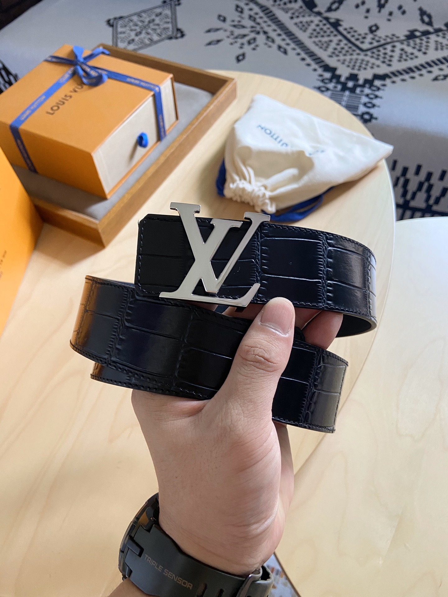 Louis Vuitton LV 双面腰带， 鳄鱼压纹牛皮呈现在腰带之中 衬托柔软 小牛皮 搭配 的铜扣 双面可用 宽度4.0CM