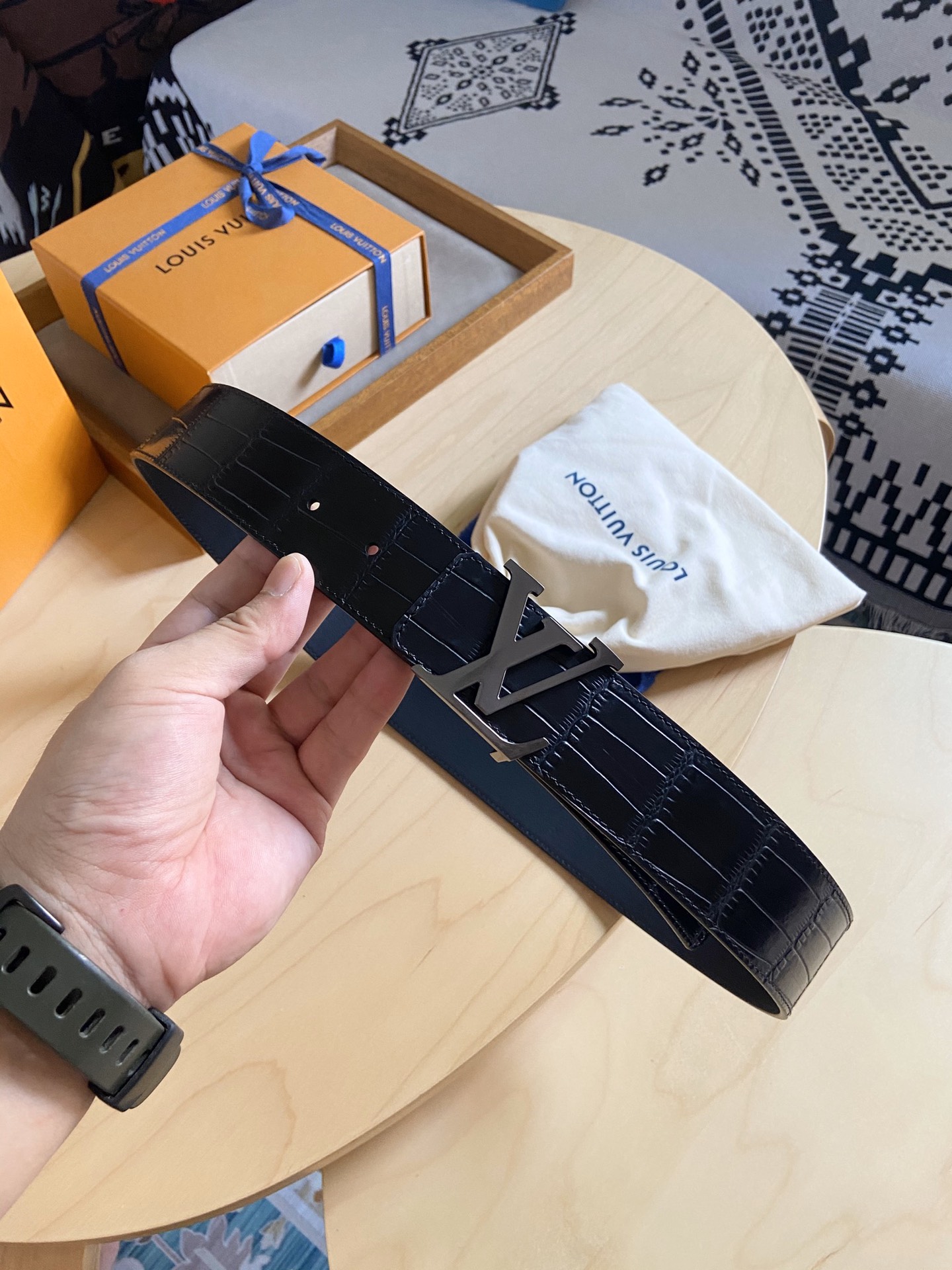 Louis Vuitton LV 双面腰带， 鳄鱼压纹牛皮呈现在腰带之中 衬托柔软 小牛皮 搭配 的铜扣 双面可用 宽度4.0CM