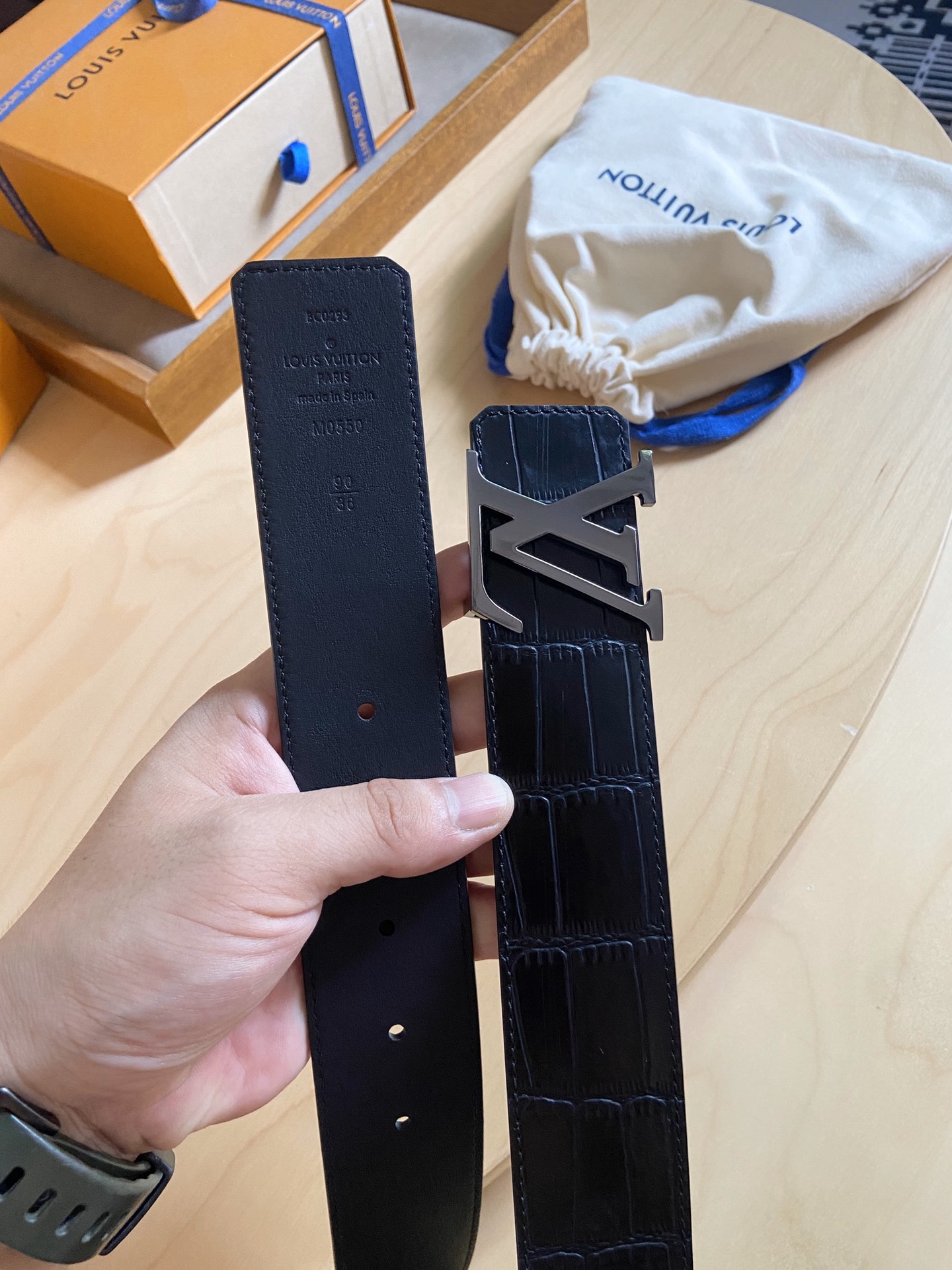 Louis Vuitton LV 双面腰带， 鳄鱼压纹牛皮呈现在腰带之中 衬托柔软 小牛皮 搭配 的铜扣 双面可用 宽度4.0CM