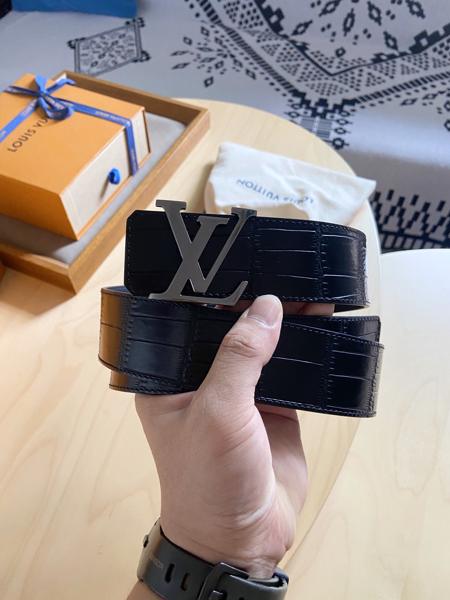 Louis Vuitton LV 双面腰带， 鳄鱼压纹牛皮呈现在腰带之中 衬托柔软 小牛皮 搭配 的铜扣 双面可用 宽度4.0CM