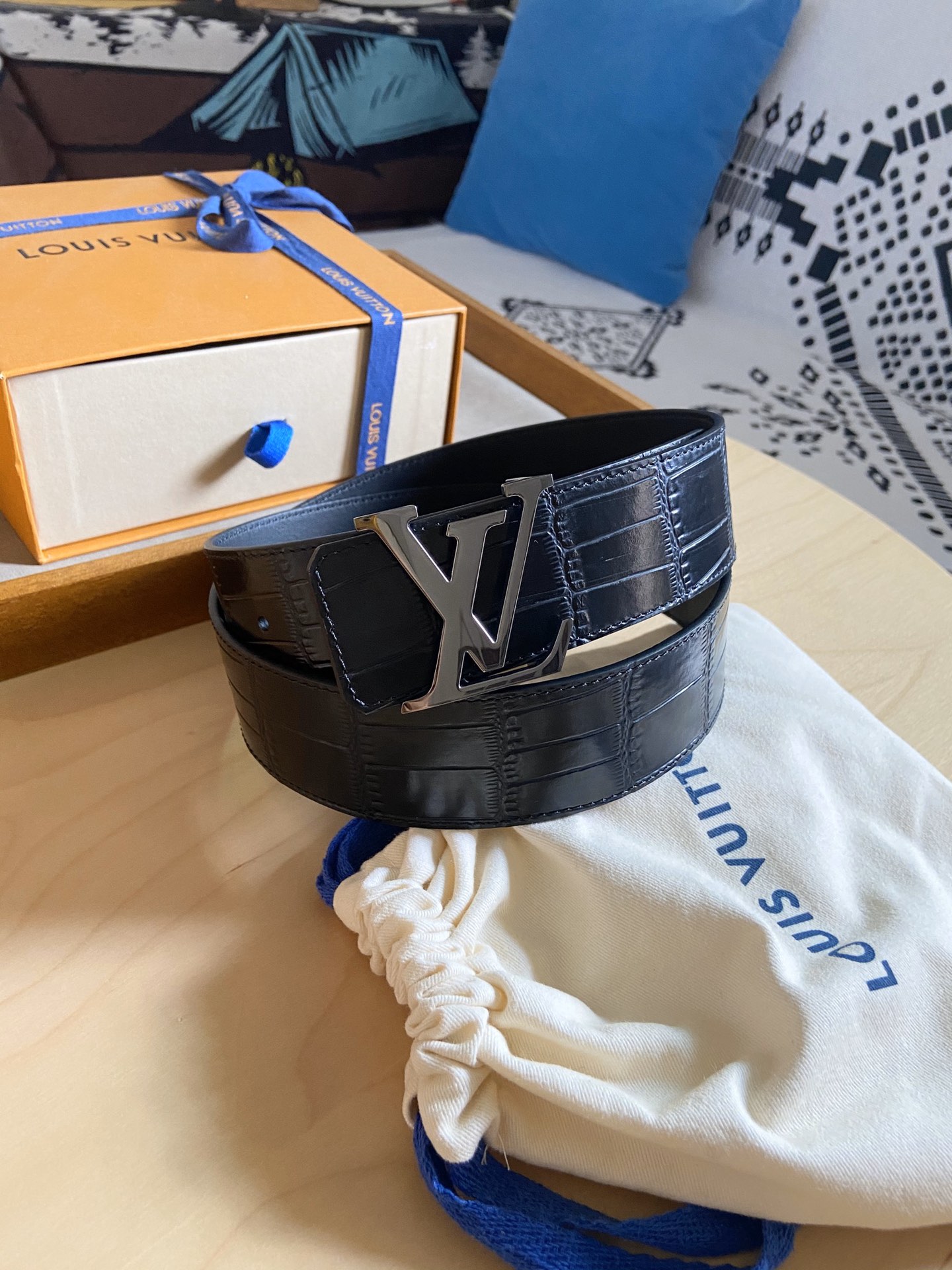 Louis Vuitton LV 双面腰带， 鳄鱼压纹牛皮呈现在腰带之中 衬托柔软 小牛皮 搭配 的铜扣 双面可用 宽度4.0CM