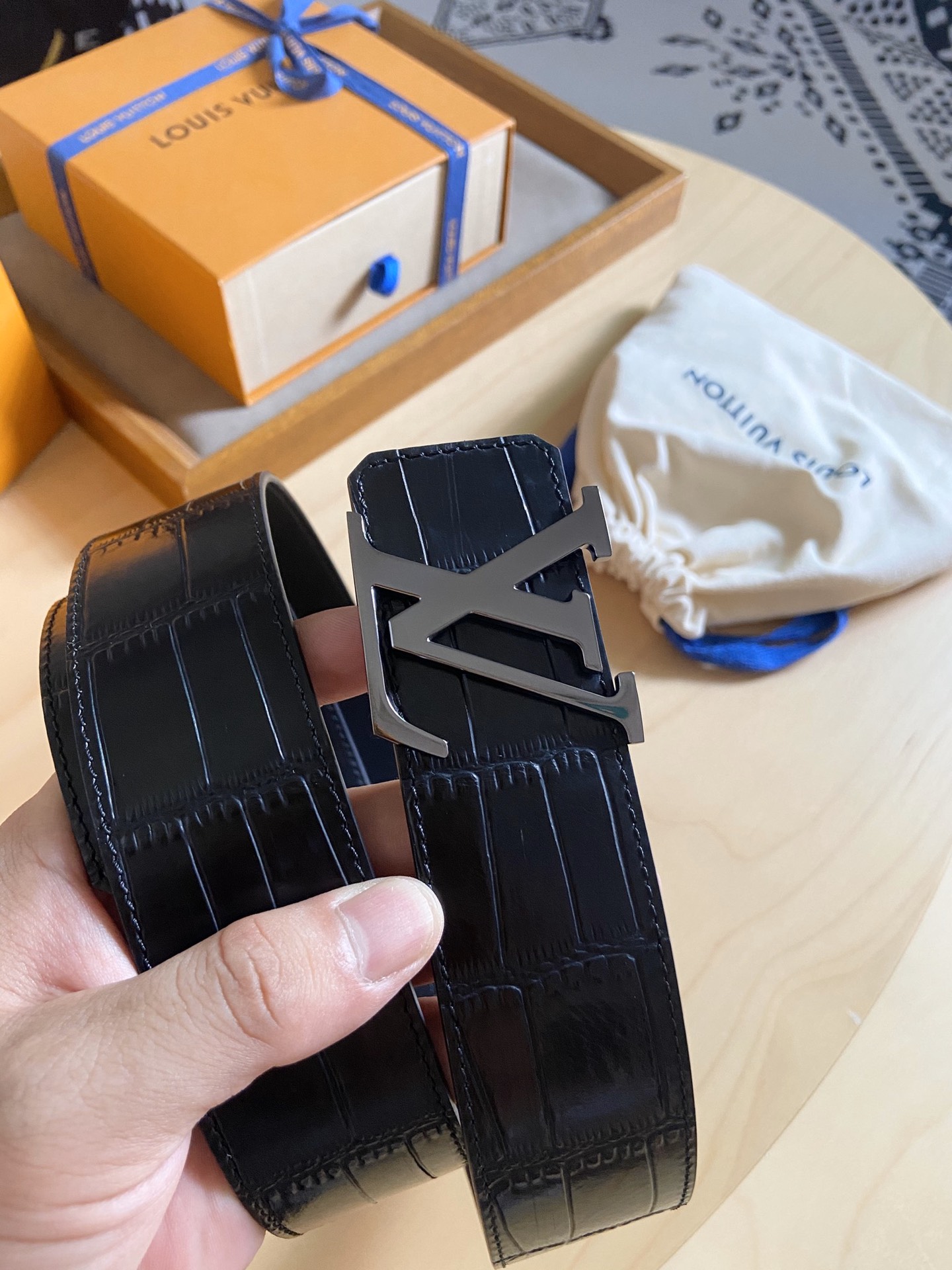 Louis Vuitton LV 双面腰带， 鳄鱼压纹牛皮呈现在腰带之中 衬托柔软 小牛皮 搭配 的铜扣 双面可用 宽度4.0CM