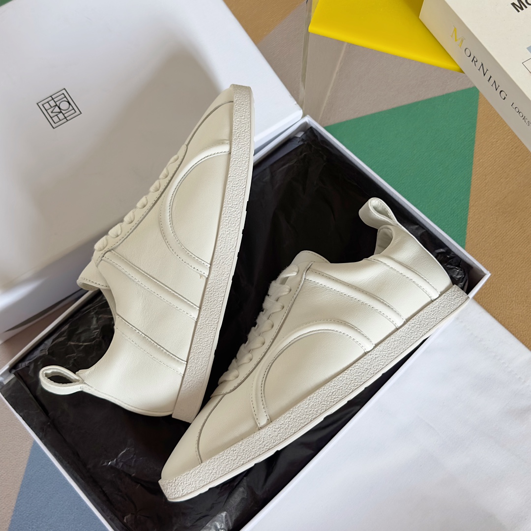 Top: Retro German Sneakers with Zirconium Detail, Cozy Nordic Design, and Sheepskin Lining - 图片 6