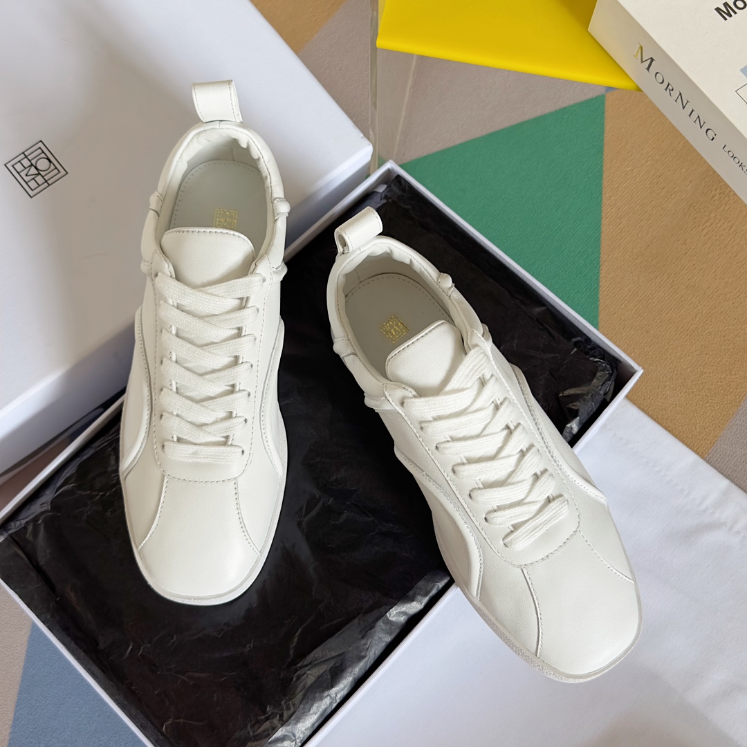 Top: Retro German Sneakers with Zirconium Detail, Cozy Nordic Design, and Sheepskin Lining - 图片 1