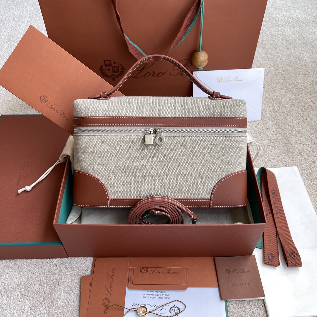 NO:197606,~(Not packed) Extra Pocket L~ Lunch box bag #Cloth brown [imported original leather   pure steel hardware] Calfskin main material ~ Sheepskin lining # The wide opening small bag is made of cotton and linen blended canvas. The fine weaving pattern is eye-catching in natural tones, paired with smooth grain leather details and metal fasteners. The removable shoulder straps are included to create a versatile mini bag. Bidirectional zipper opening Height 16cm*Width 27cm*Depth 10cmCalfs/Element No.: FAI 8511,LP,loro piana, mini bags,cowhide,sheepskin19860909～(不配包装) Extra Pocket L～饭盒包#布棕【进口原厂皮 纯钢五金】 小牛皮主体材质~羊皮里料# 宽开口小袋采用棉质与亚麻混纺帆布制成,细密织纹在自然色调中引人注目,搭配光滑粒面皮革细节和金属扣件.随附可拆卸肩带,可打造出百搭迷你包袋.双向拉链开口 高度16cm*宽度27cm*深度10cm 小牛皮/货号:FAI 8511,LP,loro piana,mini bags,cowhide,sheepskin,Bag