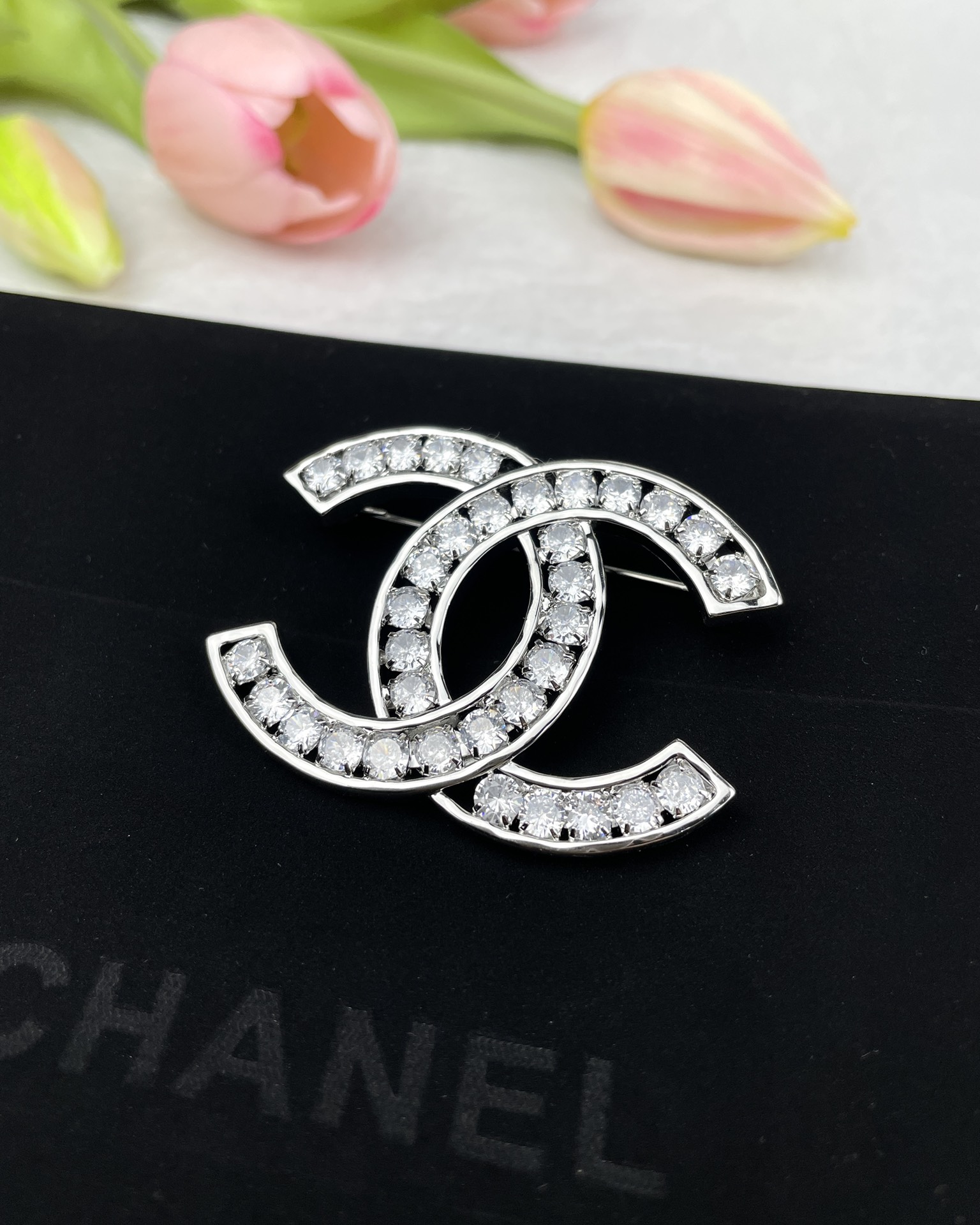 NO:754141,Ch@nel Xiaoxiang silver zircon full diamond double C brooch, Chanel brooch, chanel, brooch, breastpin19860909Ch@nel小香银色锆石满钻 双C 胸针,香奈儿胸针,chanel,brooch，breastpin,Jewelry