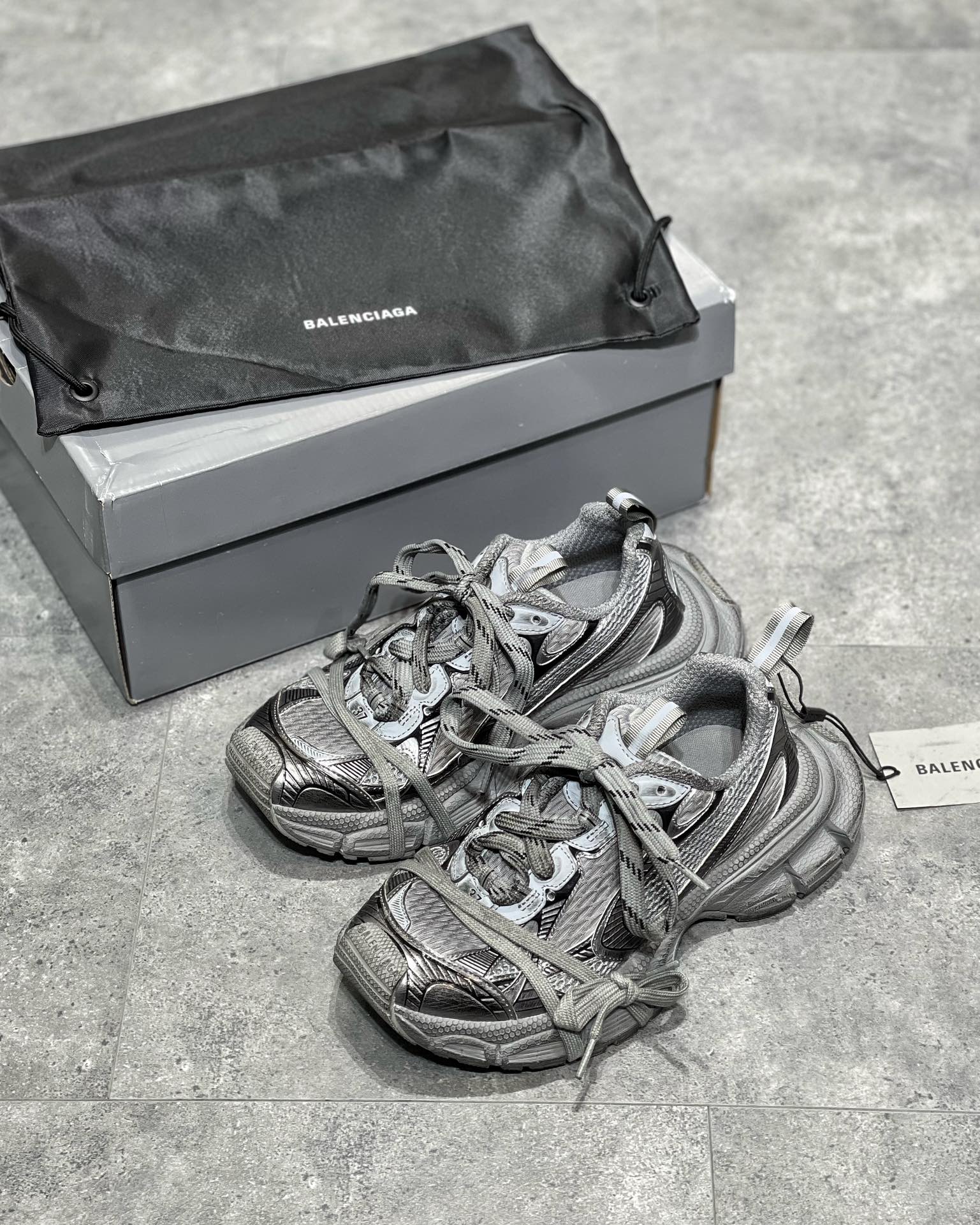 巴黎世家Balenciaga 3XL  今年最火鞋款之一  在此之前已经出了很多配色 新色持续更新 Balenciaga 3XL Sneaker系列 秀场正式曝光的3XL运动鞋 相信各位留下了深刻的印象 鞋款延续了近年来大火的“老爹鞋”鞋型，同时又通过特殊系带的方式，增加了时尚属性 Balenciaga正式释出了该系列的首波配色预览，颜色以银、黑、古铜色为主，点缀有红，蓝等细节 后续新色更新 有粉嫩百变配色陆续发售的 3XL 鞋型绝对是复古先锋新选择 后知后觉一旦接触面就会疯狂吃上 又非